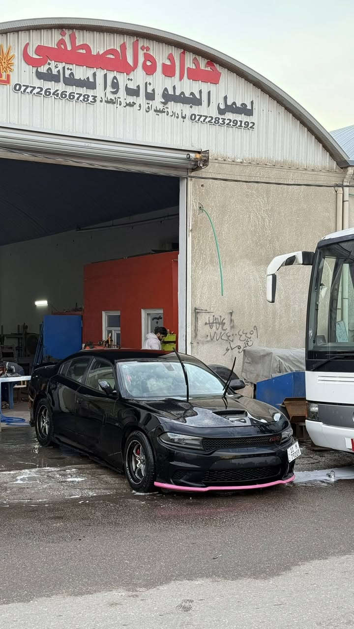 السلام عليكم
جارجر 2015 
وارد كندي 
رقم بغداد بأسمي
مكينة 6 سلندر/3600
تو ويل 
ضربته جاملغ الايمن وحافه البنيد وجاملغ الايسر 
وبيهه مكانين صغار صبغ
راسلني وادزلك سونار 
سيارة جاهزه من تخم تاير وتبريد و ويلات ويلد حجم 18 
بصرة دور الضباط
***********
