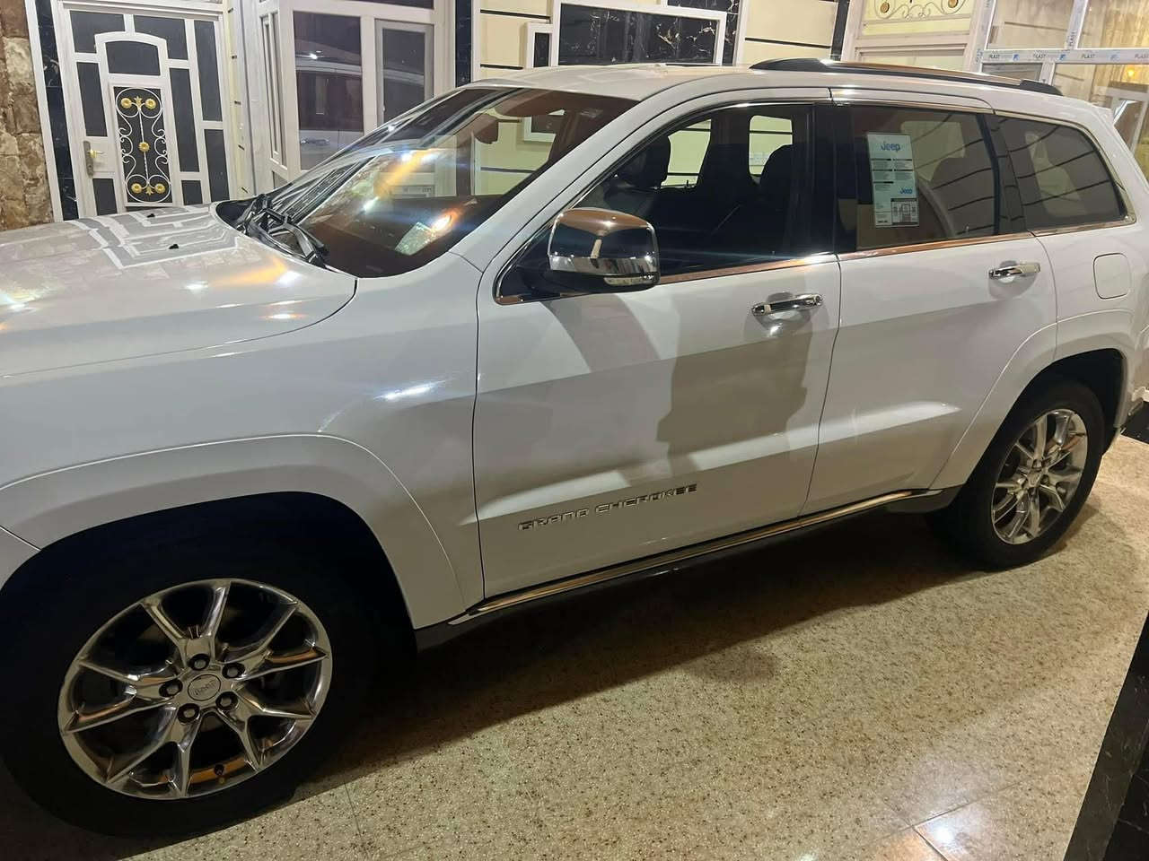 السلام عليكم للبيع جيب سومت موديل ٢٠١٤ السيارة مفوله مواصفات
 جكات 
محرك ٦ سلندر
كشن خزن ميموري ٣ وضعيات
4✖️4
سقف بنوراما 
كشنات جلد امامية تدفئة وتبريد 
ستيرن تدفئة
كشنات علامة سومت 
لايتات دوار مع الاستيرن
رادار امامي وخلفي وجانبي
جنطة كهربائية 
تشغيل عن بعد 
تحكمات استيرن 
وبعد بيها هواي موصفات معروفة السومت بالمواصفات 
(‭٠٧٧٤ ٤٠٤ ٨٠٤٨‬)
