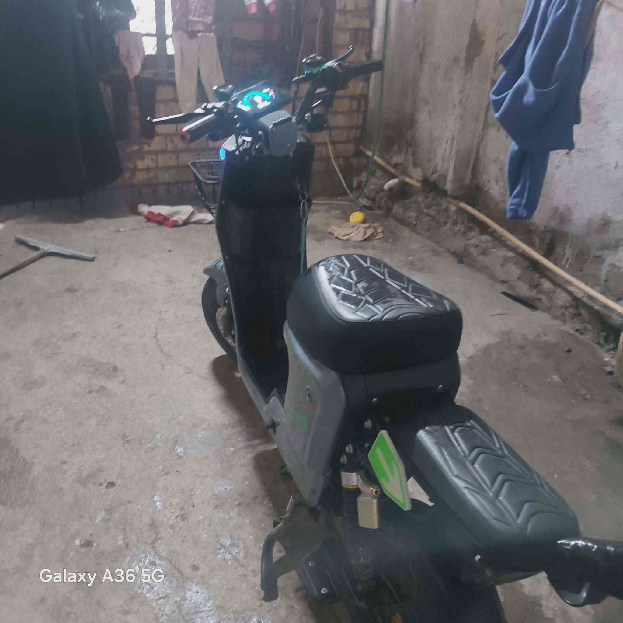 السلام عليكم  البيع درجه ار9 فوول تحتوي على سته بطاريات  حجم اوحد 32 مكفول من مصلح كامل جديد  بيه سماعته  كبار صوت قويه  درجه جدنه نصيفه  حلو  مكاني بغداد  حي جهاد  السعر 450بيه مجال  الشراي رقمه نتصل  ***********
