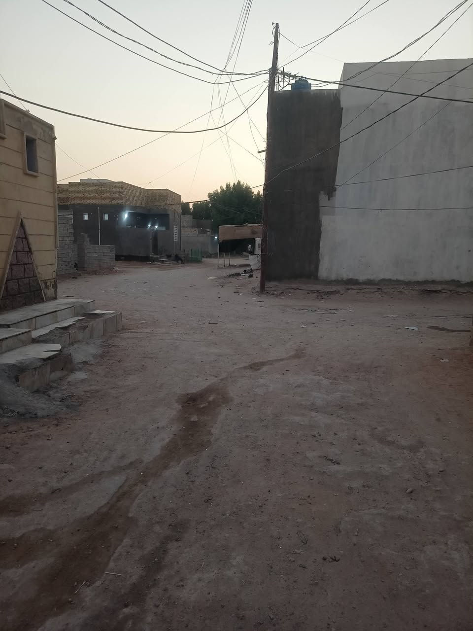 دار 100م للبيع
دار 100م للبيع غرفة وصاله ومطبخ واستقبال وتخاريج

 داخليه وخارجيه بناء بلوك الأساس صب كونكريت السقف

صب كونكريت بناء درجه أولى للبيع البراكيه شارع المطار

 القديم مقابيل مركز ابوسلطان للعنايه بسيارات السعر 

(  35) وبيه مجال لشراي اتصال  ‏‪0781 482 8767‬‏
