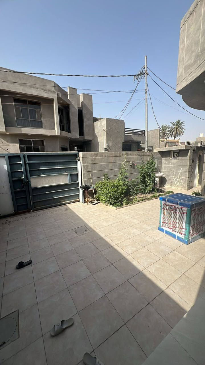 السلام عليكم بيت للبيع في حي الأمين الثانيه خلف حلويات قصر الشام مساحته ٢٠٠ متر واجه ١٠ نزال ٢٠  
بناء كامل حديث درجه اولى...📍📍 
يتكون البيت من 
(غرفتين نوم ومطبخ ومجمع صحيات مناور ثنين وكندور وصاله ,)
بناء حديث قبل سنتين 2024 درجه اولى 
مكانه جدا حلو وراقي خلف مركز سيف سعد مباشره البيت موقعه جيد جدا والمنطقة كُله بيوت حديثه ومرتبه ...
البيت شارعه الرئيسي 15 متر والفرعي 8 متر جدا مرتب ونظيف.....
البيت طابو زراعي سند 25صرف بسم شخص واحد تحويل مباشره بعد البيع .....
للاستفسار اكثر المراسله على الخاص وشكراً 
او الاتصال على الرقم ⬇️⬇️⬇️
***********.......
