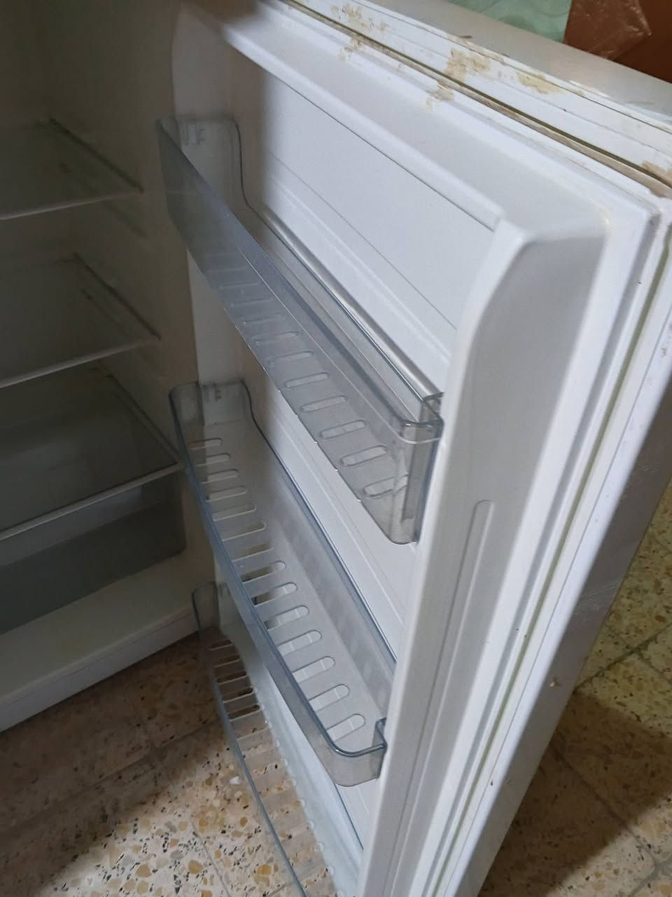 السلام عليكم ثلاجه تبريد ثلج ونضيفه ثلاجه كلش حلوه مكاني ناصريه مركز رقم. ***********
