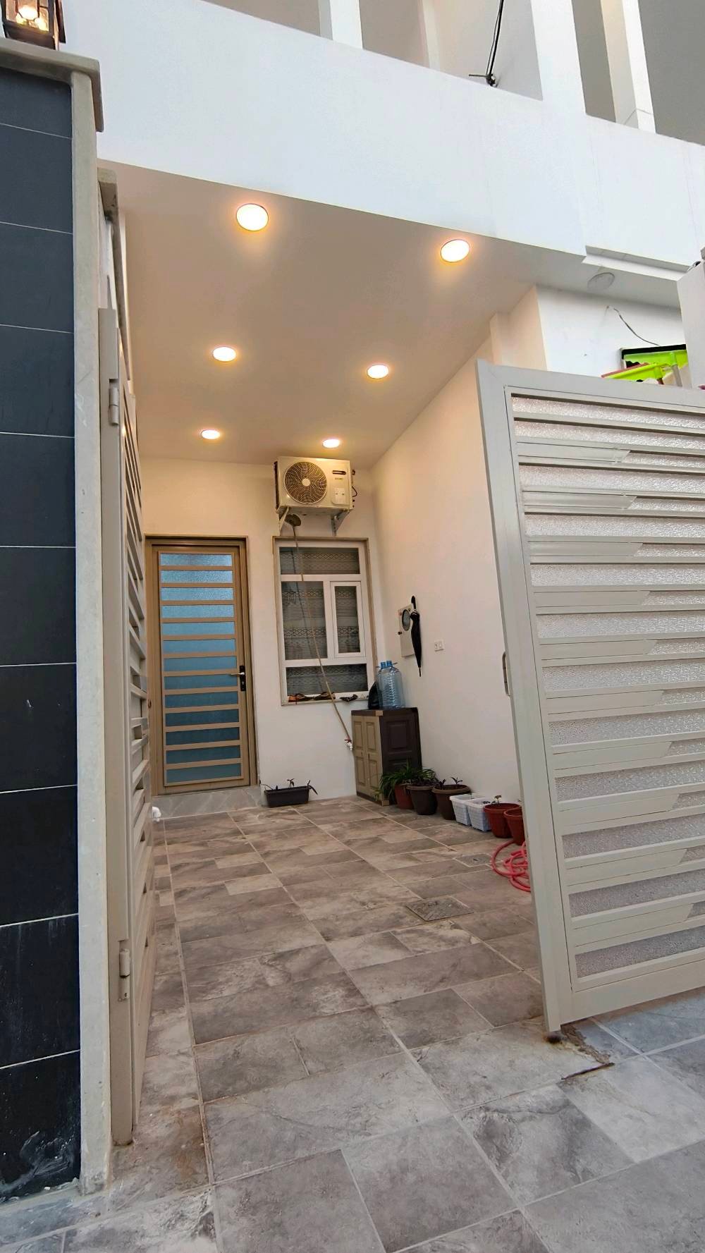 لدي بيت للبيع في يارمجة الشرقية الاول السعر 100000مليون  البيت يحتوي على حوش استقبال مطبخ وهول صحيات فوك وجوا مشتملات فوك وجوا عدد غرف النوم 3
كم عدد الغرف في البيت؟: 
3
ما هي مساحة البيت الإجمالية؟: 
 طابق ونص متر 100
أين يقع البيت بالتحديد؟: 
في يارمجة الشرقية الاول قرب مكتب العلي
هل السعر قابل للتفاوض؟: 
نعم 
هل هناك موقف للسيارات؟: 
لا  
رقم الهاتف ***********عبدالله بي واتساب 