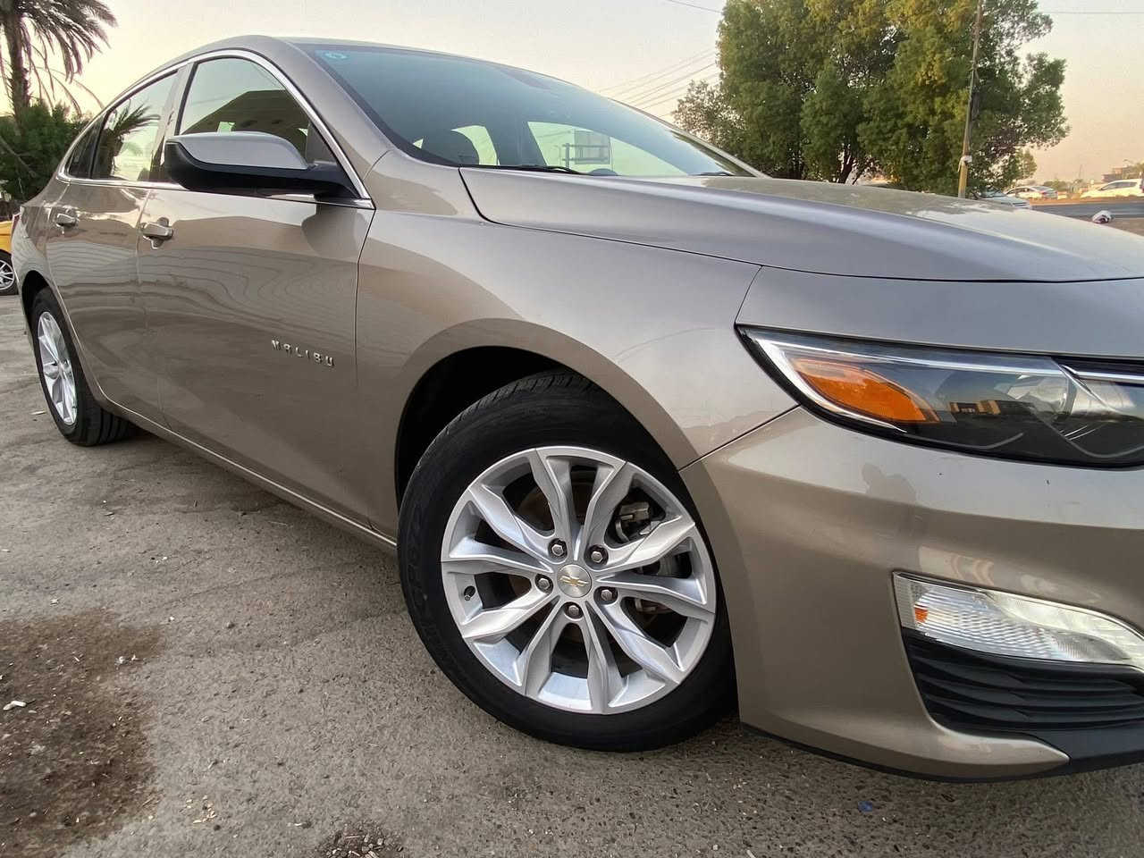 السلام عليكم
للبيع فقط بدون مراوس ولا اقساط
 ماليبو 2022 LT لون ذهبي 

ماشيه 58.500 mi  

الضرر/ حادثها باب خلفي جهة الراكب مبدل ومصبوغ ونص الجاملغ الخلفي ايرباك راجع سستم شركة 
بجم كبس شواصي لغود محرك كير كفالة عامة 

مواصفات LT المعروفة
🔴 بصمه ابواب + جنطه
🔴 تشغيل عن بعد 
🛑محرك 1500 توربو ✈️
🔴سايد بريك بصمه
🛑لدات اماميه نهاري 
🛑تبريد مناخي منفصل SYNC
🛑تبريد قطعتين امامي خلفي 
🛑شاشه كبيره 
🛑خرائط Gps📌
🛑كامره خلفيه دوارة 📷
🛑كروز مثبت سرعه
🛑شاشة ضبط واعطال بل دشبول

السياره جاهزه ونظيفه جداً بدون نواقص تخم تاير جديد 
وقبل اسبوع مسويلها ادامة تنظيف غرفة احتراق 
وتبديل هايدروليك الكير 
السعر // 140 بيها مجال بسيط 
مكاني بغداد السيدية
  
***********
متوفر اتصال و واتساب

الي مايعجبة السعر يدعيلنه بالرزق والله يوفق الجميع والسوك كلشي بيه
