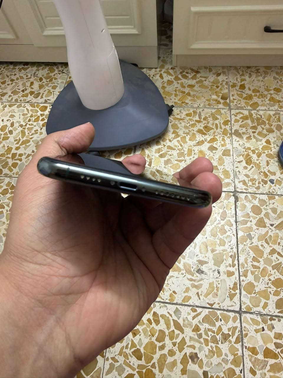 السلام عليكم ايفون 11pro max ذاكره 256  الجهاز كارتونه موجوده شخط مابي نهائياً  بطارية ٧٤٪؜  
للاستفسار متواجد ماسنجر 
او على الواتساب 
***********
