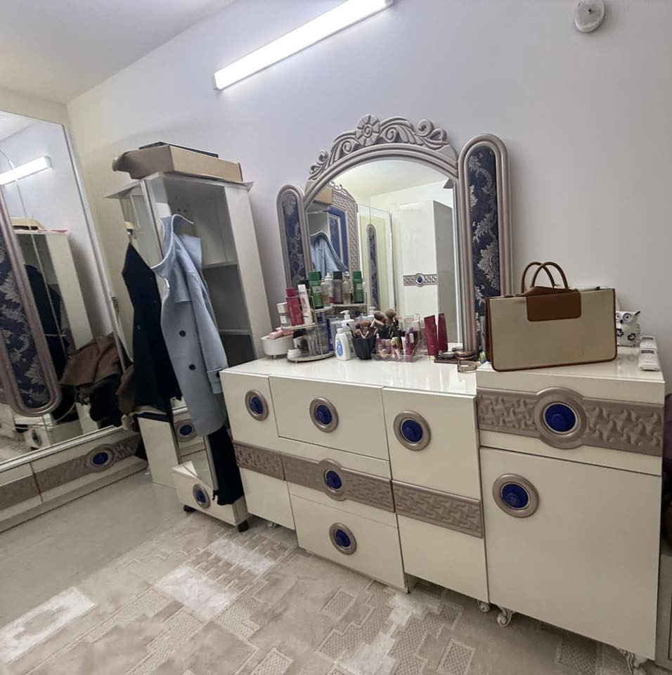 السلام عليكم 
غرفة نوم للبيع 
المكان بغداد حي الجامعة
***********
