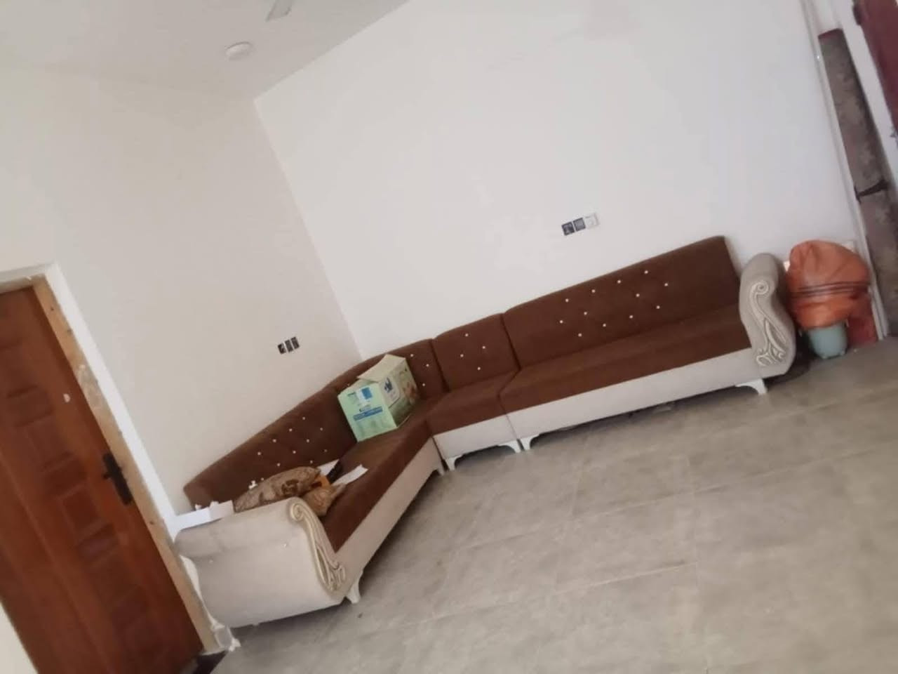 يالله اللهم صل على محمد وال محمد 
🏠 بيت زراعي للبيع 🏠
📌 منطقة الصخيين شارع المهندس قريب على شارع العام بعد جامعه ذي قار شارع العام سايدين علما البيت ركن على شارعين منطقه نضاميه شوارع والبيوت المجاوره كلها نضاميه 
مساحة البيت (200) متر على شارع (15) متر
تفاصيل البناء :~
طابوق كونكريت بناء درجه أولى أساس صب وسقوف صب 
يتكون البيت من طابقين
الطابق الاول غرفه وصاله واستقبال وصحيات داخليه وخارجيه ومطبخ وكراج +محل مواد غذائيه ومناور حديقه مرتبه 
الطابق الثاني غرفتين كبار وصاله وصحيات ومناور وستاره ارتفاع ٢م بيت جاهز ونضيف وخدمات ماء وكهرباء ومجاري 
السعر مناسب 
للمزيد اتصال 
بالأرقام التأليه 
***********
***********
للمزيد من المعلومات يمكنكم التواصل معنا 
على صفحة الفيس بوك (در الامل للعقار) 
للمزيد من العروض على الفيس بك 

https://www.facebook.com/share/184e1SZUBr/?mibextid=wwXIfr

للمزيد من العروض على حسابنا التيليجرام (در الامل للعقار)
https://t.me/+P7JMB2u_71k2ZWJi

للمزيد من العروض على حسابنا الواتساب (در الأمل در الامل للعقار) 
https://chat.whatsapp.com/BLYmucgy7SSGDs399o3EWD
