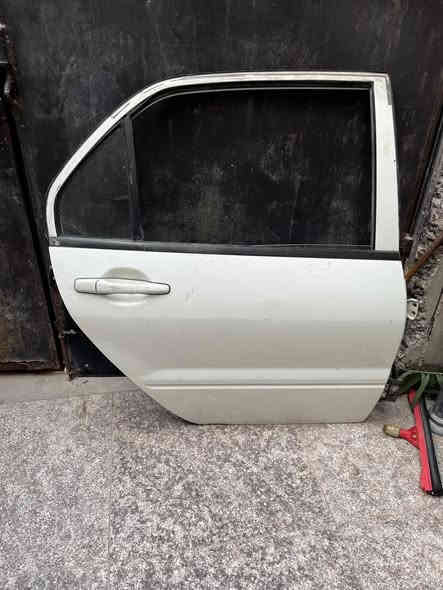 السلام عليكم جميعا للبيع ابواب خلفيه لو ابيض بدون مكان جام  +جنح اصلي مال سياره لانسر بو مه بلادي الاتصال على الرقم ***********
