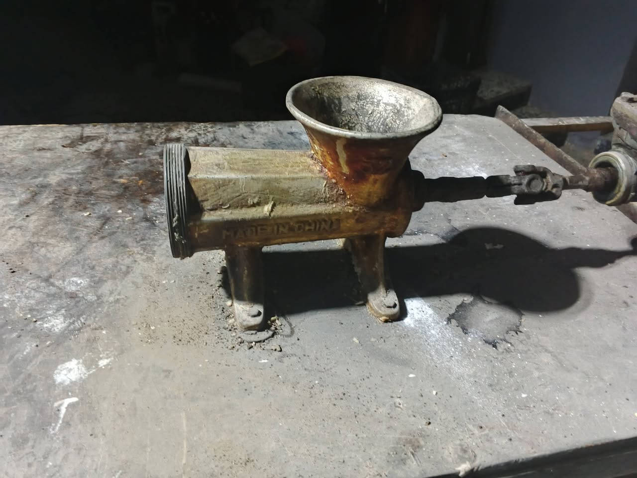 مكينة بلح شام
مثرامه حجم 32 
محورة كير 3 سرعات 
ماطور 1 حصان يشتغل ع مولد 
حديد ثكيل 
السعر 400 بيها مجال بسيط 
***********
***********
