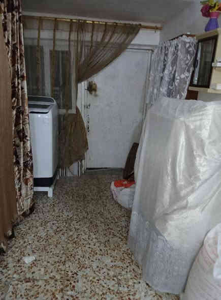 دار للبيع حي الوحدة الثانيه قرب روضة البيارق المساحه ١٧٠ الواجهه ٨ ونص نزال ٢٠  طابو صرف بأسمي  بناء طابقين ٢٠١٨
مرتفع متر عن الشارع بناء عكاده
الطابق الاول
غرفة نوم استقبال  صاله مطبخ حمام منور عدد٢ كما موضح في الصور
الطابق الثاني
غرفتين نوم  وصاله وصحيات  بالاضافه إلى سطحين كبير وصغير
للاستفسار  موبايل ***********
