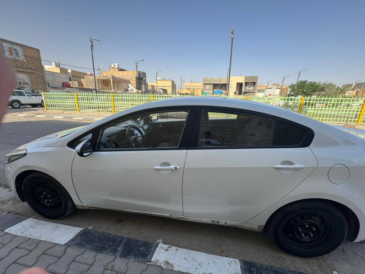 سلام وعليكم
سيراتو 2017 للبيع
سياره نضيفه وحلوه فول عميه 
بيه فقط كارتات بار الي موضح بل صوره الجاملغ لخلفي ولجاملغ الأمامي
السعر 135وبيها مجال  ***********
@إشارة
