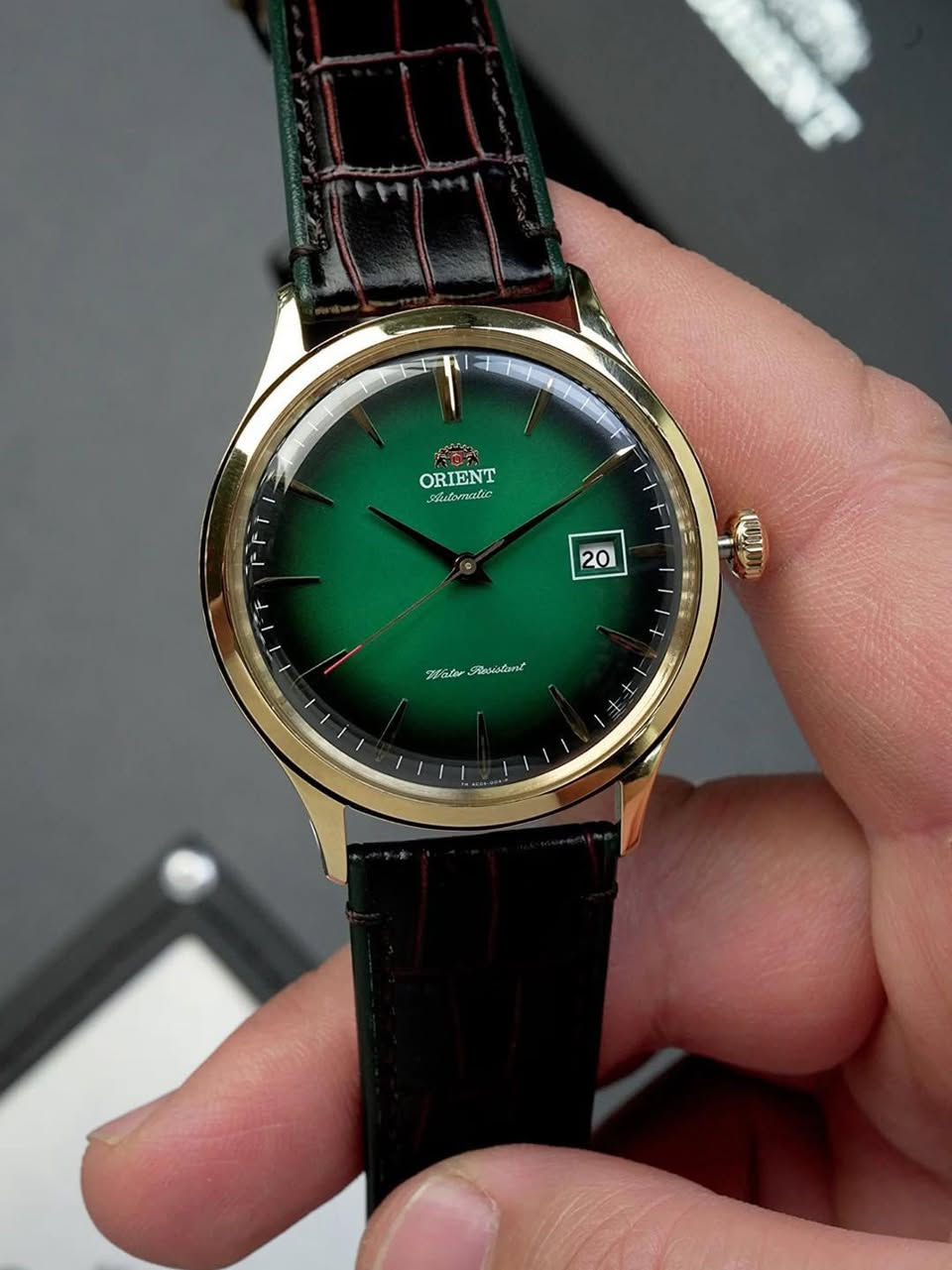⌚ أورينت بامبينو الإصدار 4 – Orient Bambino Version 4 | FAC08002F0

✨ لمحبي الكلاسيك والفخامة:

الماركة: Orient

الحركة: ميكانيكية أوتوماتيكية يابانية (Orient Caliber F6724) مع تعبئة يدوية وإيقاف عقرب الثواني (Hacking)

احتياطي الطاقة: ~40 ساعة

الهيكل: فولاذ مقاوم للصدأ مطلي بالذهب | القطر: 42 مم | السُمك: 11.5–12 مم

المينا: أخضر متدرج (Green Gradient) | شكل الهيكل: دائري

الزجاج: كريستال معدني مقوى مقبب (Mineral Crystal)

مقاومة الماء: 30–50 متر (3–5 ATM) – مناسب للرذاذ وغسل اليدين

السوار: جلد طبيعي بني أو أسود بنمط التمساح | المشبك: إبزيم تقليدي (Tang Buckle)

الميزات الإضافية: عرض التاريخ عند الساعة 3

📞 للطلب والاستفسار: ***********

#Orient #BambinoV4 #AutomaticWatch #LuxuryWatch #GreenDial #ClassicStyle #FAC08002F0 #MenWatch
