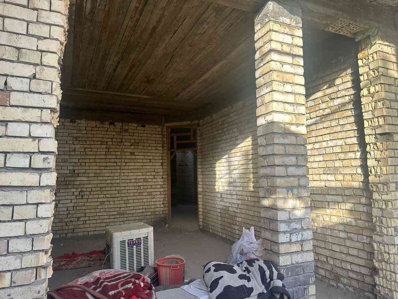 السلام عليكم هيكل ليس عظم طابقين كامل بي كهرباء وماء سمارت  ومعمول بي اشتايكر مع الفوم حديث يحتوي  على 4 غرف ومطبخ معزول ومع مجامع صحيات العنوان الدوره زراعي مدخل سيطرة الحشد قرب السريع منطقة متكاملة من جميع الخدمات ماء كهرباء مجاري ثقيلة ومع التبليط شارع ١٠ / للبيع بسعر مناسب / ***********/ اني صاحب الدار / الرقم بي واتساب
