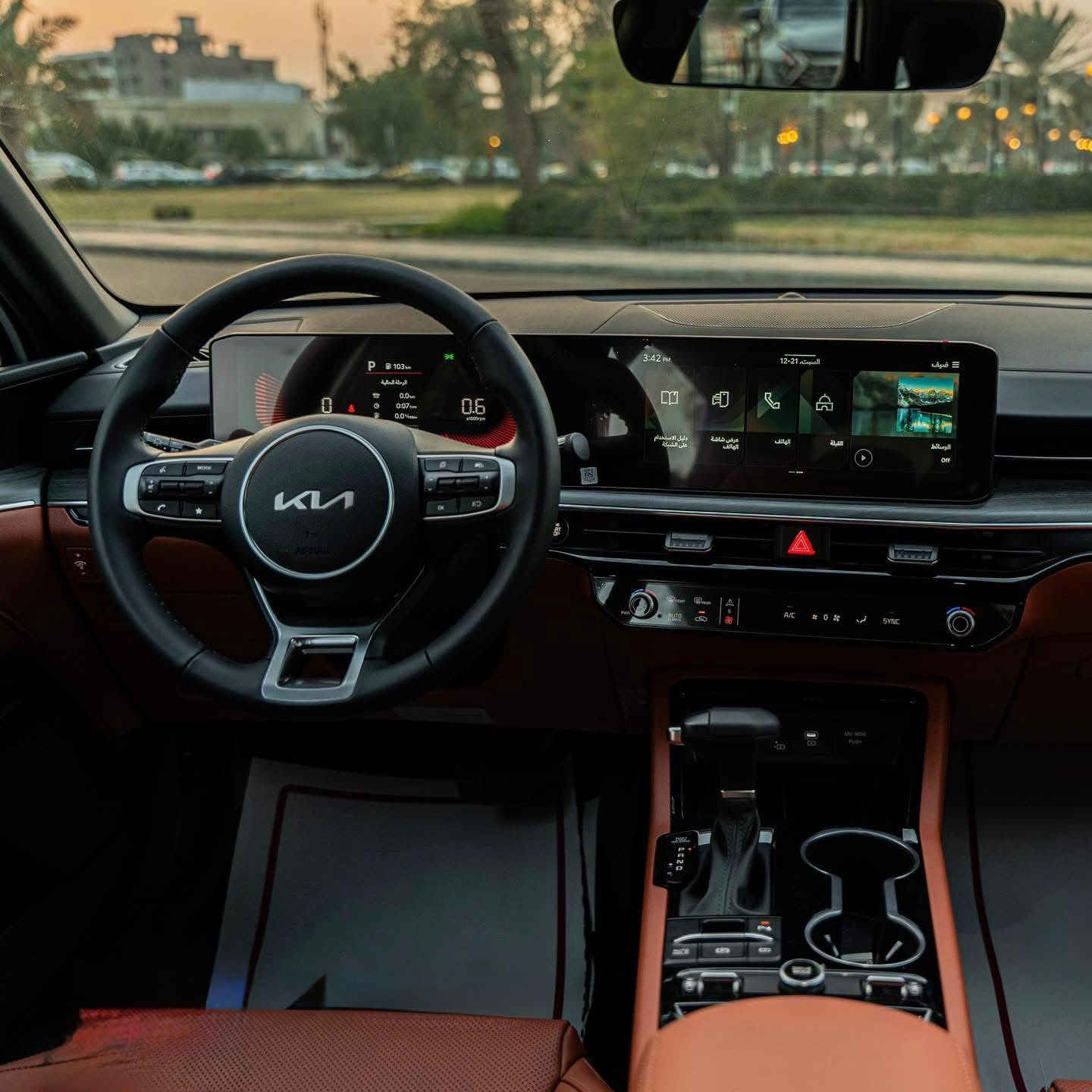 كيا كي فايف 2024  (vip مواصفات خاصه)
قليل منها السياره كلها بيانو بلاك 
داخل جلد مشمشي مع صاج رصاصي 
اعلى فئه بشركة نيم فول 1/1 
ماشيه20 الف كيلو 
ضمان 5 سنوات شاشه 3 سنوات سيرفس 
سنه مجانا
محرك 2500 
مواصفات هوايه
أناره داخليه 
لمس اوتو هولد 
ترحيب عن الاقتراب وعند إطفاء السياره انارة داخل يدات الأبواب الوان 
مع مود القيادة 
كامرات 5 رادارات جانبي امامي خلفي حساسات امامي خلفي شاشه 
تحذير عند اقتراب سياره 
أصوات تحذير مع تشغيل إشارة الجانبيه نقط عمياء 
تحذير تصادم عند فتح الباب 
توقف ذاتي 
مرايه قلاب 
فتح الصندوق عند الاقتراب 
صندوق كهرباء شفط 
كشنات حار بارد 
تشغيل عن بعد 
اطفاء عن بعد 
فتح وغلق الجام عن بعد
 مرايه وسطيه 
تعتيم مقاعد خزن كهرباء
 قفل الجام والأبواب من الداخل 
لسلامة الأطفال وبعد بيها أشياء ممذكورة 
السعر240وبيه مجال للشراي مكاني بغداد
 
رقم الموبايل /  ‭0770 704 4768‬
