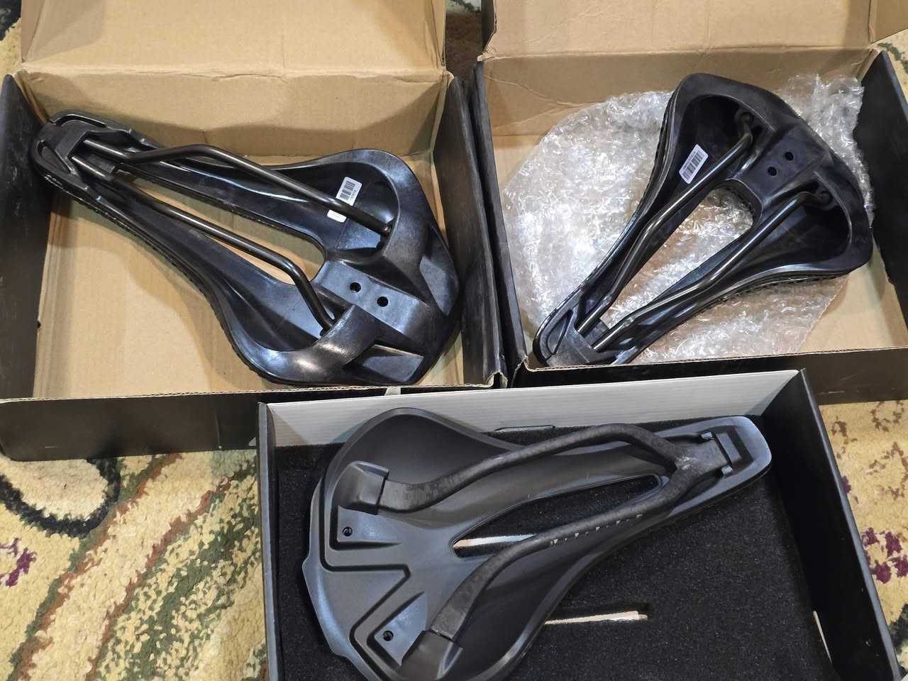 سلام عليكم 
كشنات 2/  3d اسفل بلاستك
سعر قطعة 15الف 
كشن كاربون خفيف سعر 20الف
متوفر توصيل لجميع المحافظات 
***********
