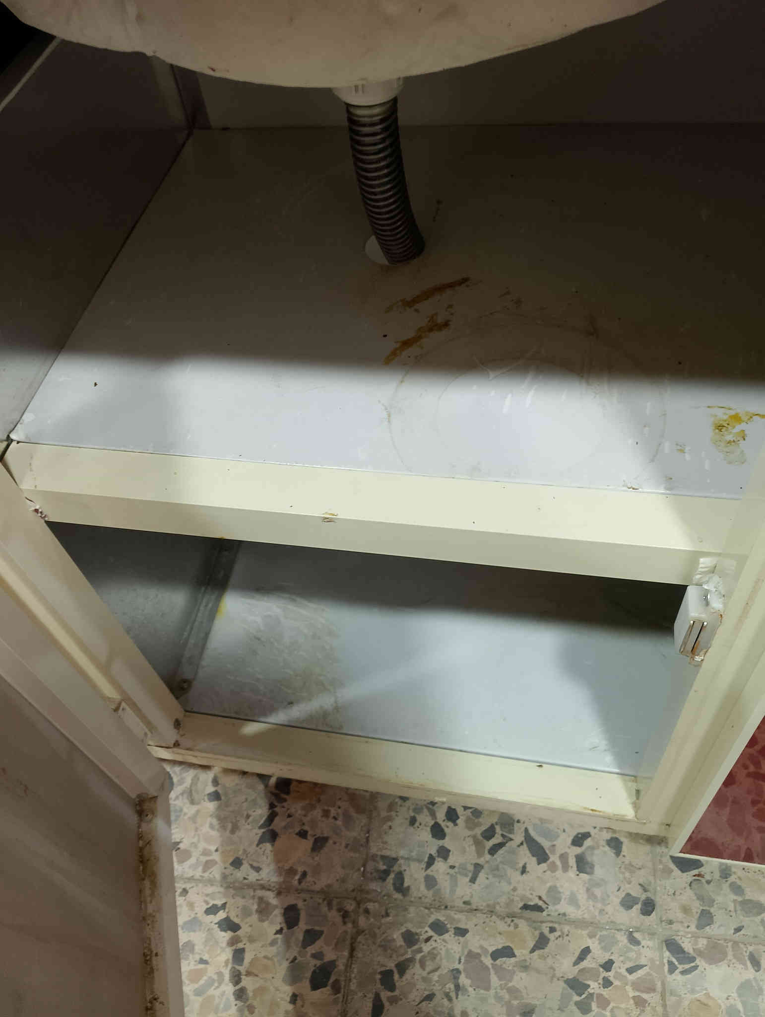 سلام عليكم كاونتر مترين مرمرمستعمل للبيع نظيف جدا كربلاء حي العسكري لعابد ومقابل  لسعر 275وبي مجال ***********او***********
