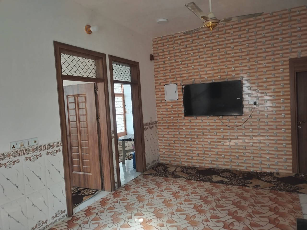 سلام عليكم دار للبيع مساحه 200 متر ركن طابوك جمهوري عنوان الحولي مال ابو مهدي المهندس عل حولي يتكون من كراج كبير وحديقه كبيره وستقبال وصاله وغرف عدد 2 وصحيات خارج والداخل وصاله فوك والصطح فرشي وملبوخ جاهز من كلشي تجي وتكعد بي كبل مفوض بل طابو عرض شارع 15 متر يبعد عن طريق زوار 80 متر التواصل (***********) (***********)
