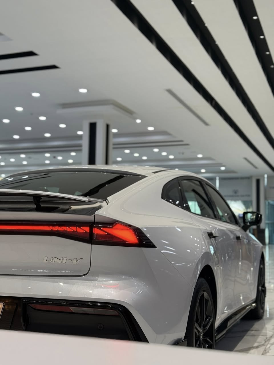 شانجان يو ني في 2026
سعة المحرك 2.0 لتر

تيربو

بقوة 229 حصان

وضعيات قيادة متعددة (اقتصادي، ذكي، عادي، رياضي)

دخول ذكي

تشغيل عن بعد

حساسات أمامية وخلفية

داش كام عالية الوضوح

كاميرا 540 درجة عالية الوضوح

فتحة سقف بانوراما

مرايا جانبية كهربائية

مقابض الأبواب مخفية

صندوق الأمتعة كهربائي

جناح كهربائي

نظام التثبيت السرعة التكيفي الذكي

نظام الحفاظ على الثبات (ESP)

نظام المساعدة على صعود المرتفعات (HHC)

نظام التحكم بالجر (TCS)

مساعد الفرامل (BA)

نظام مكابح الطوارئ (AEB)

تحذير مغادرة المسار (LDW)

نظام الحفاظ على المسار (LKA)

مساعد الحفاظ على المسار (LCA)

نظام المساعدة في الإزدحام المروري (TJA)

مقاعد جلد

عجلة قيادة قابلة للتعديل بعدة اتجاهات

عجلة قيادة متعددة الوظائف مغطاة بالجلد مع مبدلات سرعة

إضاءة محيطية

فرامل يد كهربائية

زر تشغيل الوضع الرياضي

ثلاث شاشات للعدادات والمعلومات 3 إنش + 10.25 إنش + 7 إنش

شاشة معلومات وترفيه قياس 10.25 بوصة

تعديل مقعد السائق كهربائي بـ6 اتجاهات

تعديل مقعد الراكب كهربائي بـ4 اتجاهات

تهوية المقاعد الأمامية

تكييف إلكتروني

فتحات تكييف للمقاعد الخلفية

نظام أبل كاربلاي

خاصية انعكاس الشاشة

نظام تحديد المواقع

تبريد المقاعد الأمامية

نظام أوامر صوتية (إنجليزية دون إتصال بالإنترنت)

بلوتوث

نظام إتصال واي فاي

تحديد إتجاه القبلة

2 منفذ USB أمامي وخلفي

شاحن لاسلكي

متوفره بكافه الالوان 

للاستفسار اكثر زياره موقعنا الكائن 

بغداد سريع الدوره مجاور محطه وقود شواطئ 

مستشار المبيعات :عبدالرحمن نصر 

***********
