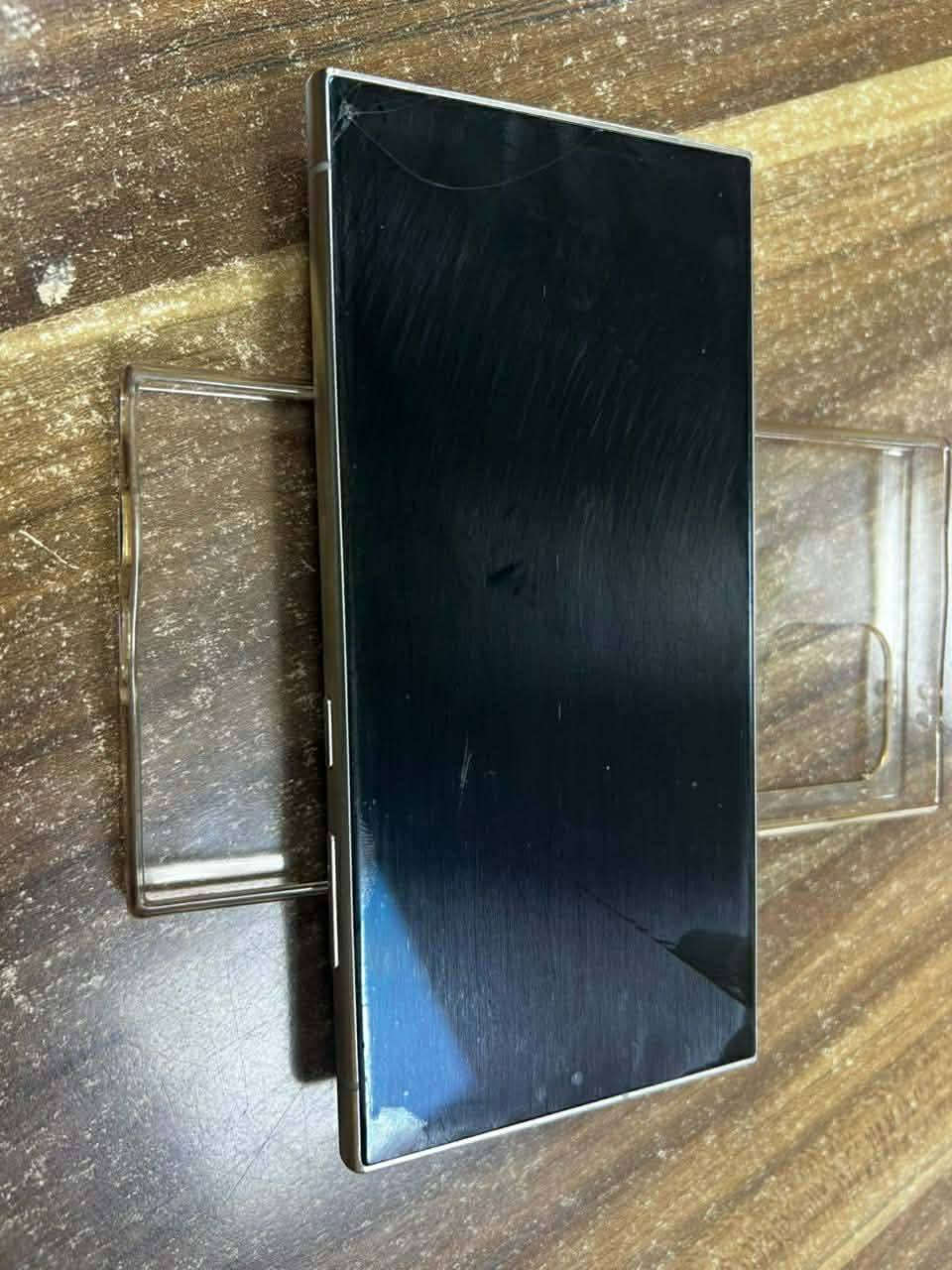 سامسونكs٢٤التر جديد فقط بي فطر زغير بل كلازه مثل ما وضح بصوره وتر برو سعر ٧٠٠ واذا مراس ب ايفون ١٤/١٥عادي مكاني بغداد حي العامل ***********
