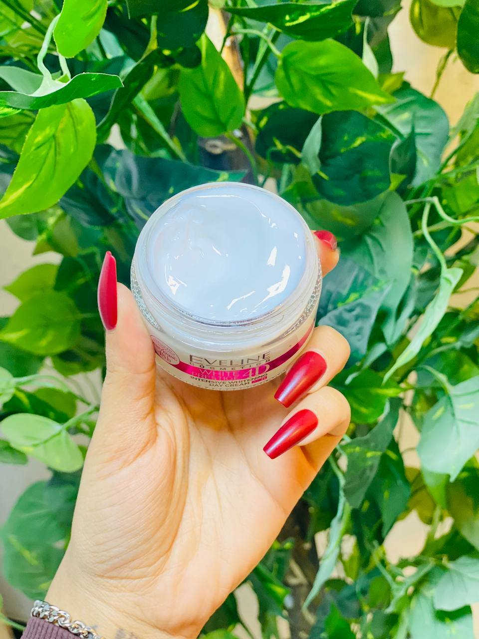 كريم EVELINE 4D ✨
بعد هذا الكريم ماراح تعانين من اي تصبغات ماراح تعانين من اي بقع داكنه تكون بالبشرة ♥️
كريم تفتيح للون البشرة وموحد للون البشرة وراح تحصلين على تبيض كلش حلو 😍✨

يحتوي على عامل حماية من الشمس SPF 25 للحماية من أشعة الشمس. 
تركيبته غير دهنية وخفيفة، ومناسبة للبشرة الدهنية والمختلطة. 
يستخدم تقنية FRACTO ILLUMI LASER™ و LUMIWHITE™ المتقدمة لتفتيح البشرة. 
غني بحمض الهيالورونيك لترطيب البشرة بعمق. 
يساعد على توحيد لون البشرة ويقلل من التصبغات.
الحجم 50ml صنع بولندا 🇵🇱 

السعر 18 الف
والتوصيل مجاني لجميع المحافظات 🇮🇶


**إذا كنت صاحب هذا الإعلان وتريد حذفه لأي سبب، رجاءا أرسل رسالة إلى الدعم الفني**