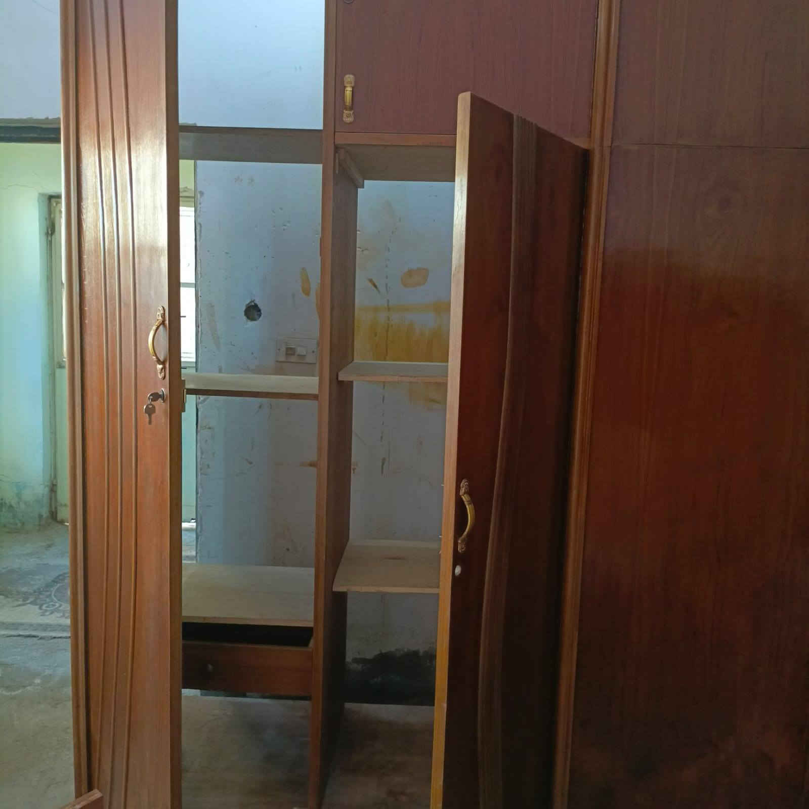 كنتور 6 ابواب طابقين شغل حطاطه درجه اولى كل باب وحده ظهر جرجوبه نظافة 95٪
كنتور 4 ابواب  شغل حطاطه  ارتفاع 220سم
كنتور 3 باب كل باب وحده داخل خارج صاج
سرير نفر صاج عدد 2
سرير نفرين توج زان.
صوميات عدد 2 نفرين. تسكام لوح..
تواصل خاص او اتصال *********** فلوجه حي المعلمين.. اخوان حجز ماكو بدون احراج..
