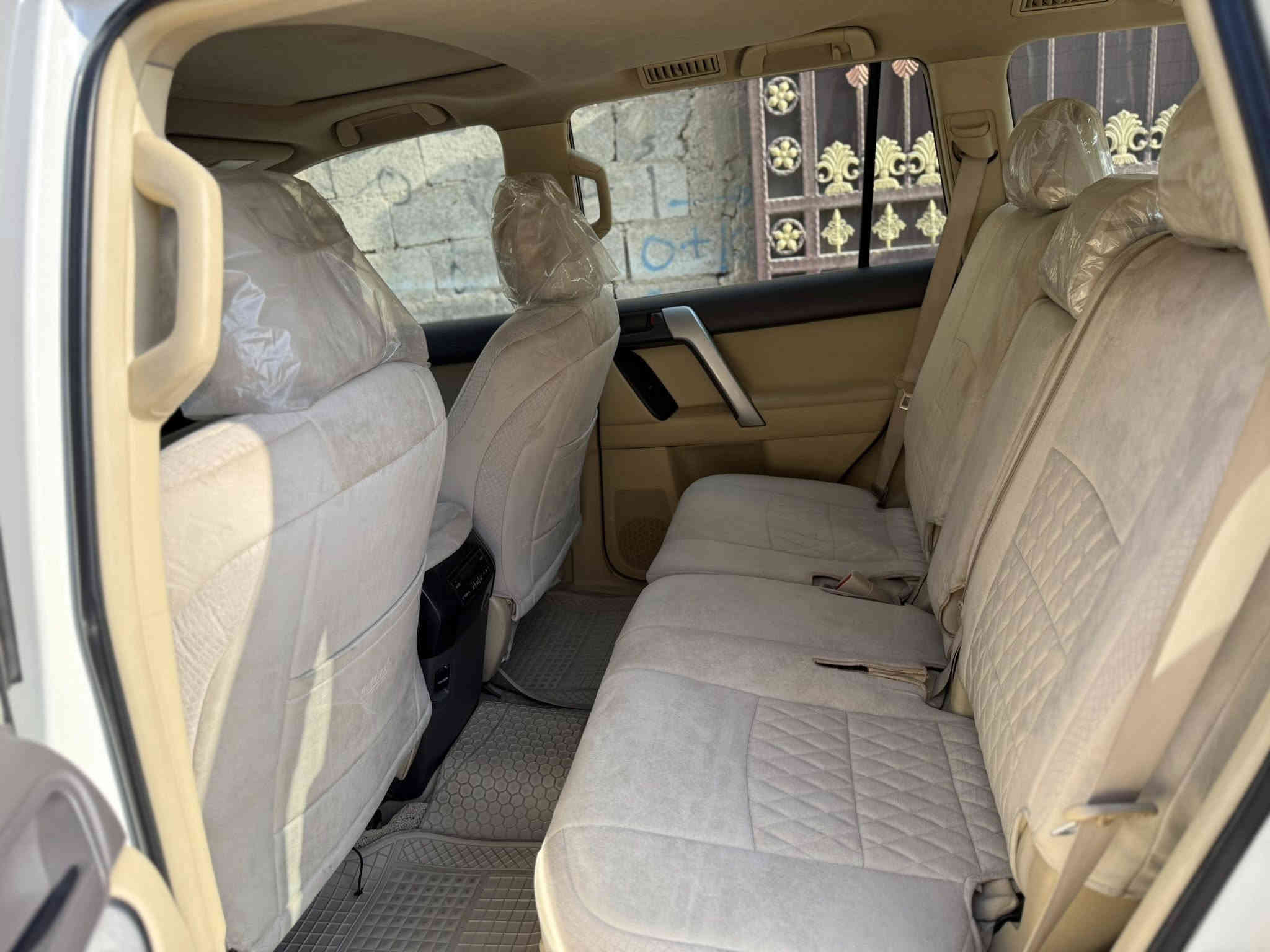 السلام عليكم 
برادو 2017
سياره مواصفات TX.L
فول ورقم أربيل بأسمي 
ماشيه 97 ألف بلادي 
محرك 6 سلندر 
سياره حيل جديده بيها بس قبغ الصندوق كلير اثر شخط 
تخم تاير جديد دوشمه دهن سياره مال بيت ومعتنين بيها 
مكانها بل رمادي 
السعر 36 ألف وبيها مجال 
***********
***********
