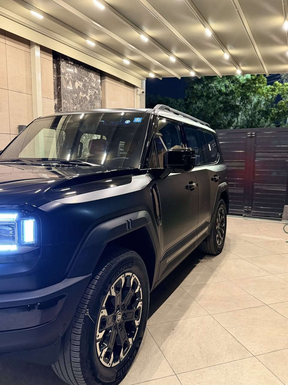 سلام عليكم جيتور G700 فئة premium PHEV
مقاعد امامية كهرباء
مقاعد خلفية كهرباء
* تهوية (تبريد) للمقاعد الأمامية.
* مساج للمقاعد الأمامية.
* مساج للمقاعد الخلفية.
* حفظ وضعية المقاعد (Memory).
* تكييف أوتوماتيكي ثلاثي المناطق.
* نظام تعطير للمقصورة.
* شاحن لاسلكي سريع.
* شاشة عدادات رقمية كاملة.
* شاشة وسطية كبيرة.
* تحكم صوتي ذكي لأربع مناطق داخل السيارة.
* Apple CarPlay و Android Auto
* نظام صوت Lexicon بـ 18 سماعة.  
* مصابيح LED Matrix.
* إضاءة ترحيبية.
* باب جنطة شفط 
* تشغيل عن بعد.
* كاميرات 360 درجة.
* شاسيه شفاف لمشاهدة ما تحت السيارة.
* دفع رباعي ذكي.
* أوضاع قيادة متعددة (ثلج، رمل، طين، صخور وغيرها). 
* مثبت سرعة راداري ACC.
* المحافظة على المسار.
* تحذير الخروج عن المسار.
* فرملة طوارئ أوتوماتيكية.
* مراقبة النقطة العمياء.
* تحذير حركة المرور الخلفية.
* مساعد الازدحام المروري.
* جكات سيارة

سعر 75000000 ميلون عراقي 
مكاني بغداد زيونة ***********
