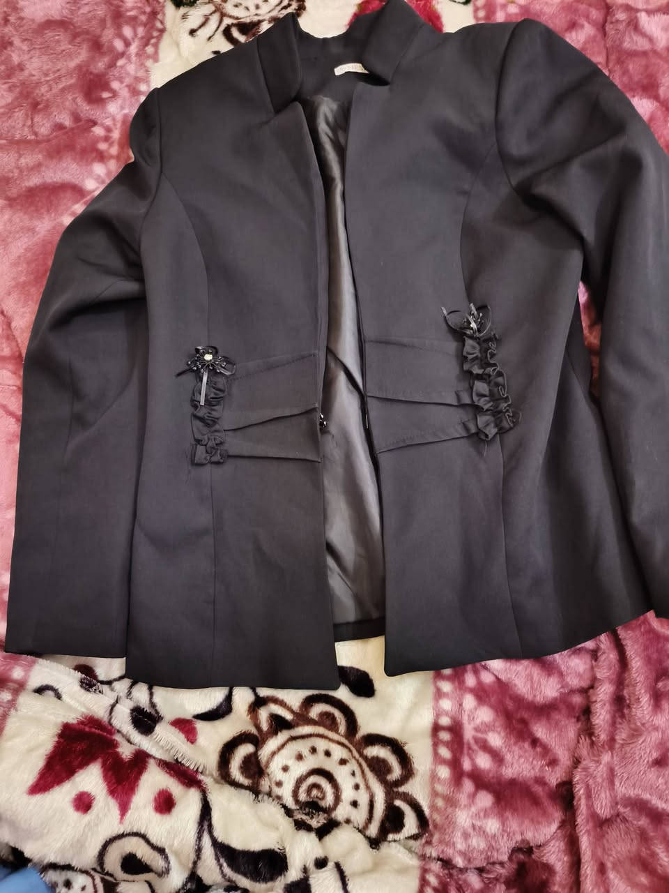 قاط بيجي قياس 46 السعر، 10
تنورة قياس 46 السعر 5
سترة لون أسود قياس ٤٢ السعر ٥
تنورة وسترة لون أحمر قياس ٤٨ السعر ١٠ 
جبه لون نيلي قياس ٣٨ السعر ٥


**إذا كنت صاحب هذا الإعلان وتريد حذفه لأي سبب، رجاءا أرسل رسالة إلى الدعم الفني**