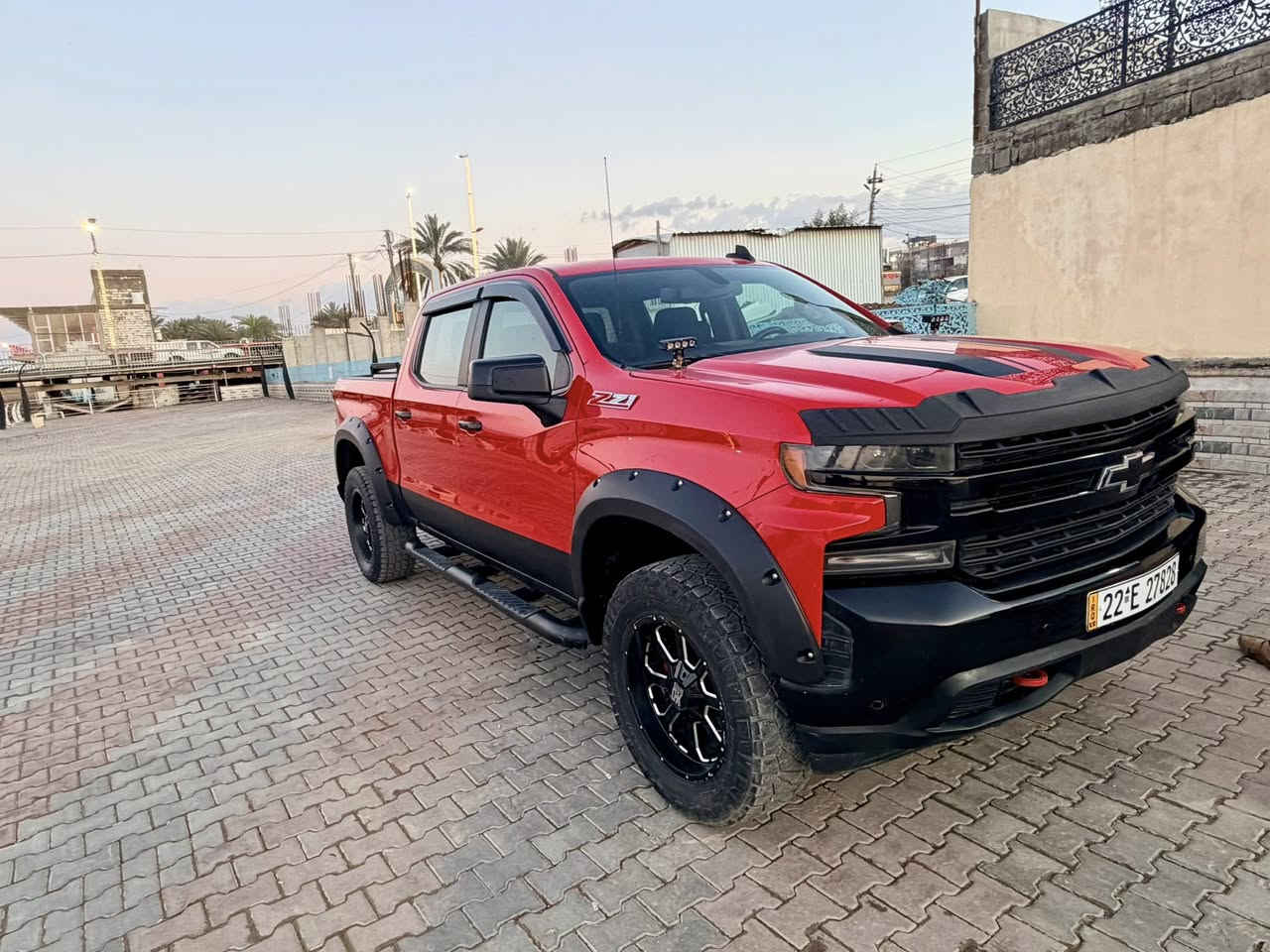 السلام عليكم 
للبيع شوفرليت سلفرادو Z71 تريل بوس موديل 2021 لون احمر ناري مميز  ماشية 30 الف 
مواصفات السيارة 
1-بدي قصير باب طويل المرغوب
2-محرك السيارة V8 
3- دفع رباعي 4 وضعيات قيادة 
4-تشغيل عن بعد
سيارة جداً نظيفة وما متعوبة ومصروف عليها هواي نظام تعليق +ويلات وتايرات حجم 20 +نفخات وسبيسرات تعريض+ سستم سوادات كامل+تغليف الارضية جلد+ غطة بدي اصلي .

السيارة گير ومحرك وأكسل وصدر ضمان سيرفس كامل قبل 20 يوم 

الضرر چاملغ امامي عكس السايق مفتوح وراجع نفسه بي اصبع تعديل bdr يعني مايبين بس بالسونار  وچاملغات خلفية كلير امريكي فقط بدون صبغ صور الضرر مرفقة مع المنشور .
مكان السيارة بغداد/الأنبار .
السعر 289$ وبي مجال 
.للأتصال محمول او واتساب ***********
