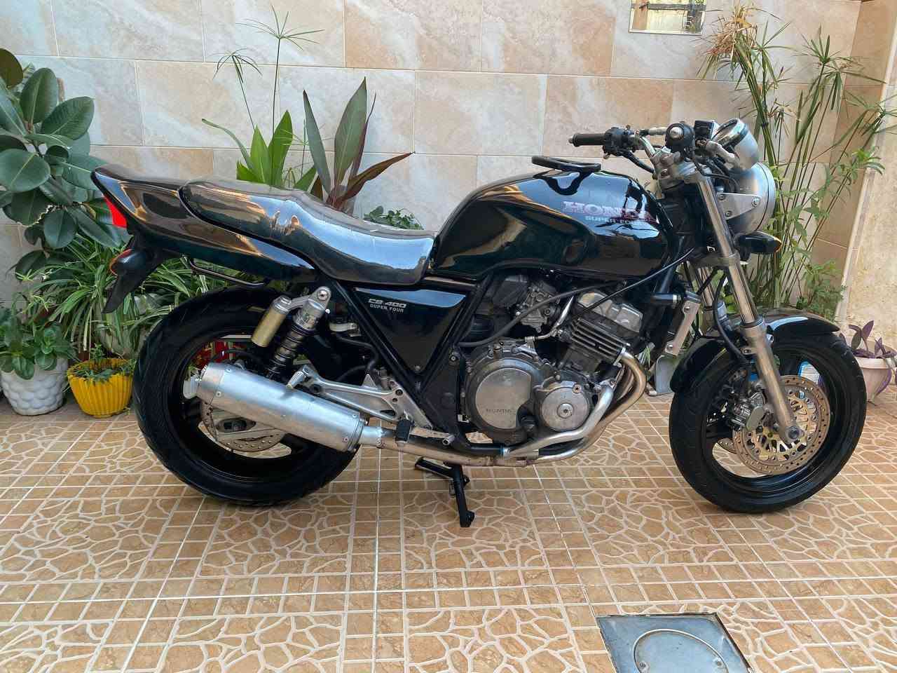 لەهەولێرم  بۆفرۆشتن  هۆندا  CB400
نرخی 8$
 تازەمەکینەی کراوەتەوە تەعمیرکراوە کارەبای هەمووئیش ئەکات گێجی کلۆمەتر و کرینگی و عەماوەی مەزبووتە ئیستۆپی پێشەوە و دواوەی مەزبووتە تایەی دواوە و سالێنسە و گزۆز و وپاتری نوێیە تازە روونی بۆ گۆردراوە تانکی و قەپاغی قوپاوی و شوختی نیە مانتۆرەکە تووندو و تۆڵە و بە نیوسلف هەڵەبێ٠       
بۆ زانیاری زیاتر پەیوەندی بکەن *********** 
سوپاس بۆئادمن💐بأربيل للبيع: هوندا CB400
السعر: 8 ورقات ($800)
محرك جديد تعمير، الكهربائيات كلها شغالة.
عداد الكيلومترات، الكرنك، وعوامة البنزين مضبوطات.
البريكات الأمامية والخلفية مضبوطة.
تاير ورا، سلنسر (كزوز)، وباتري كله جديد.
دهن جديد ملغوم/مبدل.
التانكي والأغطية ما بيهن لا طعجة ولا شخط.
الدراجة حيل جيد ومتينة، وتشتغل من نص سلفة.
رقم التواصل: ***********
شكراً للإدمن 💐
