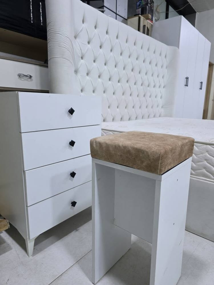 ژووری نووستن ٦ پارچەی دەسکرد زۆر تایبەت
کەنتۆر ٤ تاک ١٨٠سم
سیسەمی ١٨٠×٢
دۆشەکی ٢ بەری کوالێتی بەرز 
بۆکسی بەردەم سیسەم
چەکمەجێکی ٤ تاک
بۆ زانینی نرخ پەیوەندی بکەن بە ژم،***********
گەیاندن بۆ تەواوی شارەکان بەردەستە السليمانية, العراق
