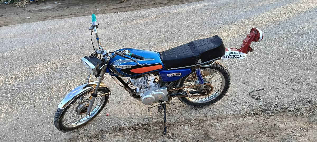 السلام عليكم 
دراجة للبيع 21 أوراق اصولي وليس سكنر مكينة ما مفتوحة السعر 550 وبيه مجال مكاني الشوملي الاتصال على الرقم التالي 0776 275 1689 أو مراسلة خاص علماً أن السبايدر ثقيل
