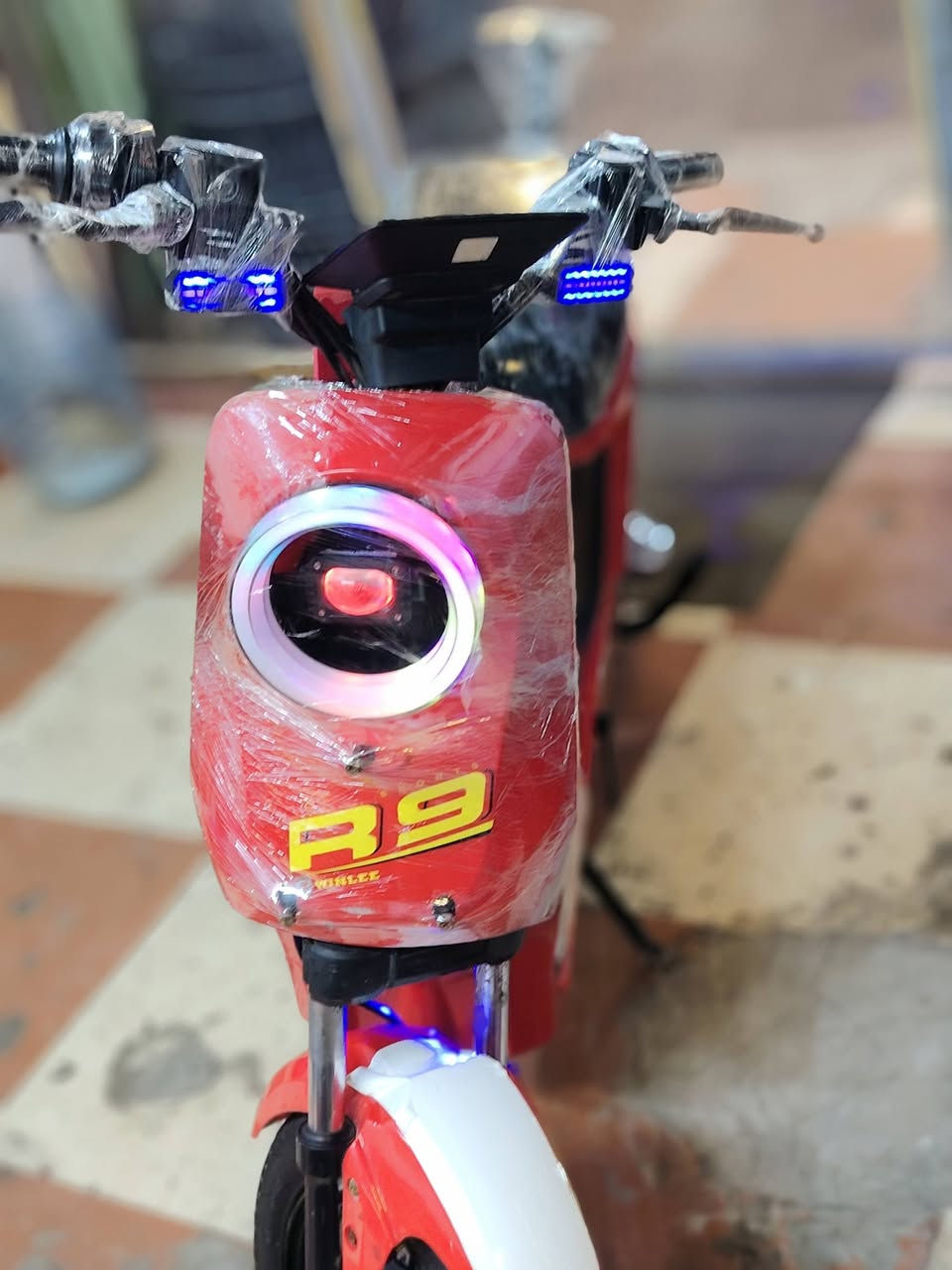 R9 2025 جديده جاهزه  استخدام قليل
نضافه 100/100 مابيها اي نقص لايت عالي ناصي دبل رباعية الدراجه جديده جيسً شاشه حديثة نضام بارك وبك
 تشغيل عن بعد شاحنه بلاديه وباقي التفاصيل معروفه
 السعر 450 وبي مجال العنوان البصره 5ميل
***********
