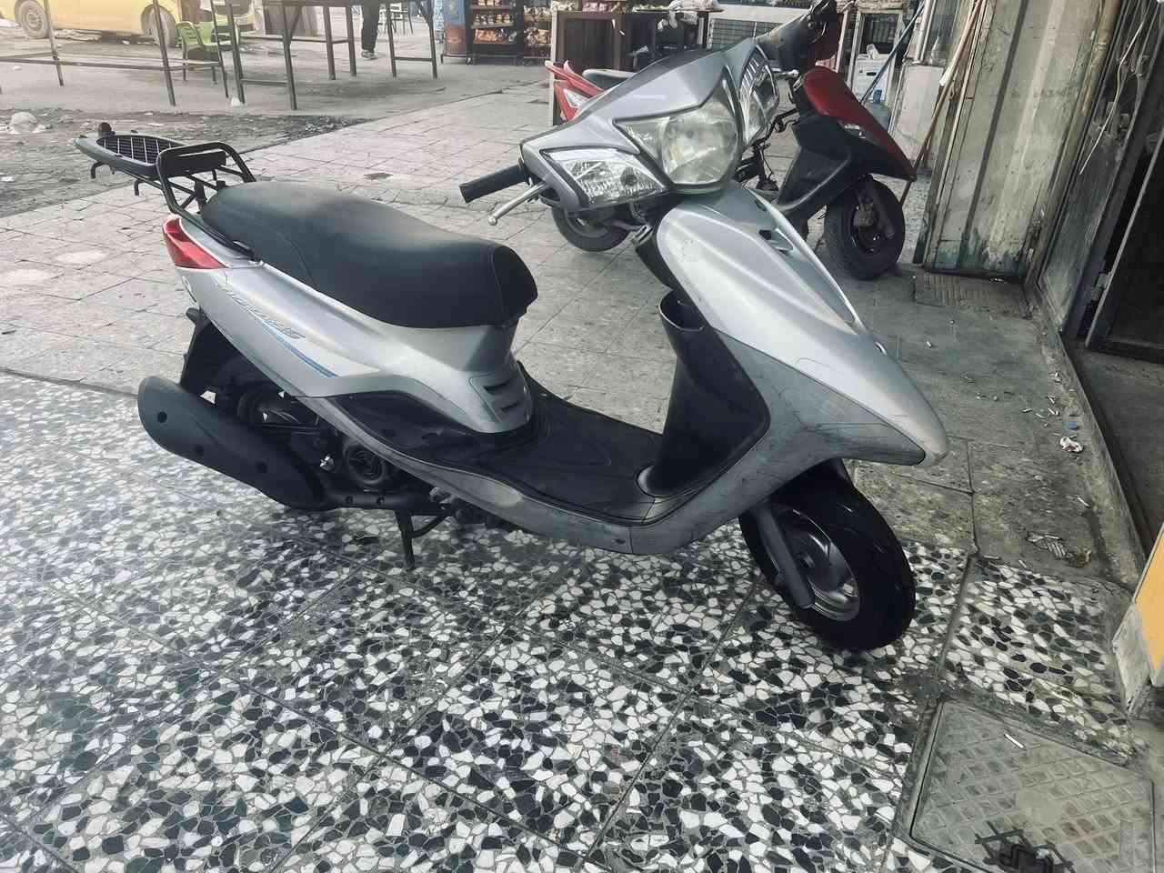 مكلف بالنشر 
السلام عليكم
بريز بغبغاء مكفولة
مكينة ما مفتوحة جيب فيتر وافحص
كهربائياته كلها شغالة
دراجة نضيفة بمعنى الكلمة
صار شهرين نازلة رمبة
السعر مليون وبيه مجال قليل  
العنوان بغداد بلديات قرب ساحة الحمزة
رقم صاحب الدراجة ***********
متواجد واتساب
