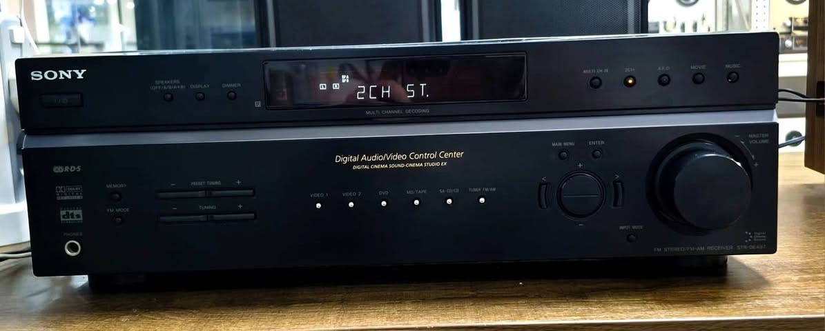 امبليفاير سوني لارج
جهاز أكثر من رائع
يحتوي على راديو مدمج وخزن قنوات
يحتوي على معاجل صوت ايكولايزر داخلي مدمج مع مودات صوت متنوعه  
يحتوي على نضامين ستوريو و مسرحي
جهاز جدا راقي ووبلادي
كهرباء ٢٢٠ 
٩٥ الف فقط وتوصيل مجاني كل المحافظات
محمد الآغا للصوتيات
***********
