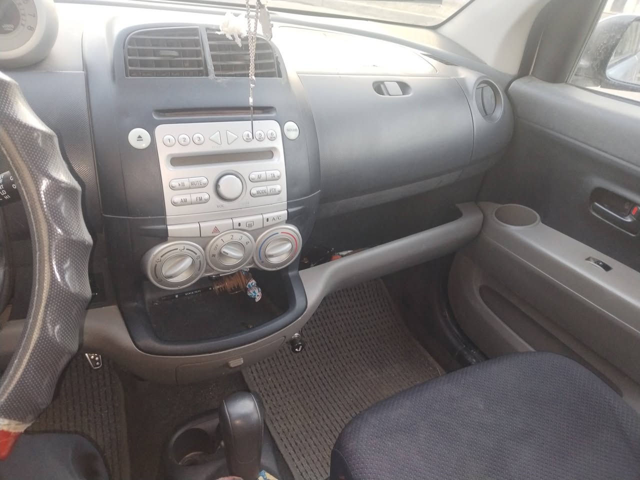 سلام عليكم عندي سياره اريد اراوس بسياره كيا بيكانتو او ريو  او اكسنت٢٠١٣ هونداي ٢٠١٤ او ٢٠١٥  سيارتي داهستو سيرون ياباني مابيه كل نقص الباب البصف سايق بي طخه وليس دعمه موديل ٢٠٠٦ تدفئه تبريد ثلج كوله شغالات كهربائيات كله تشتغل بأسمي سنويه جديده لحد٢٠٢٩
