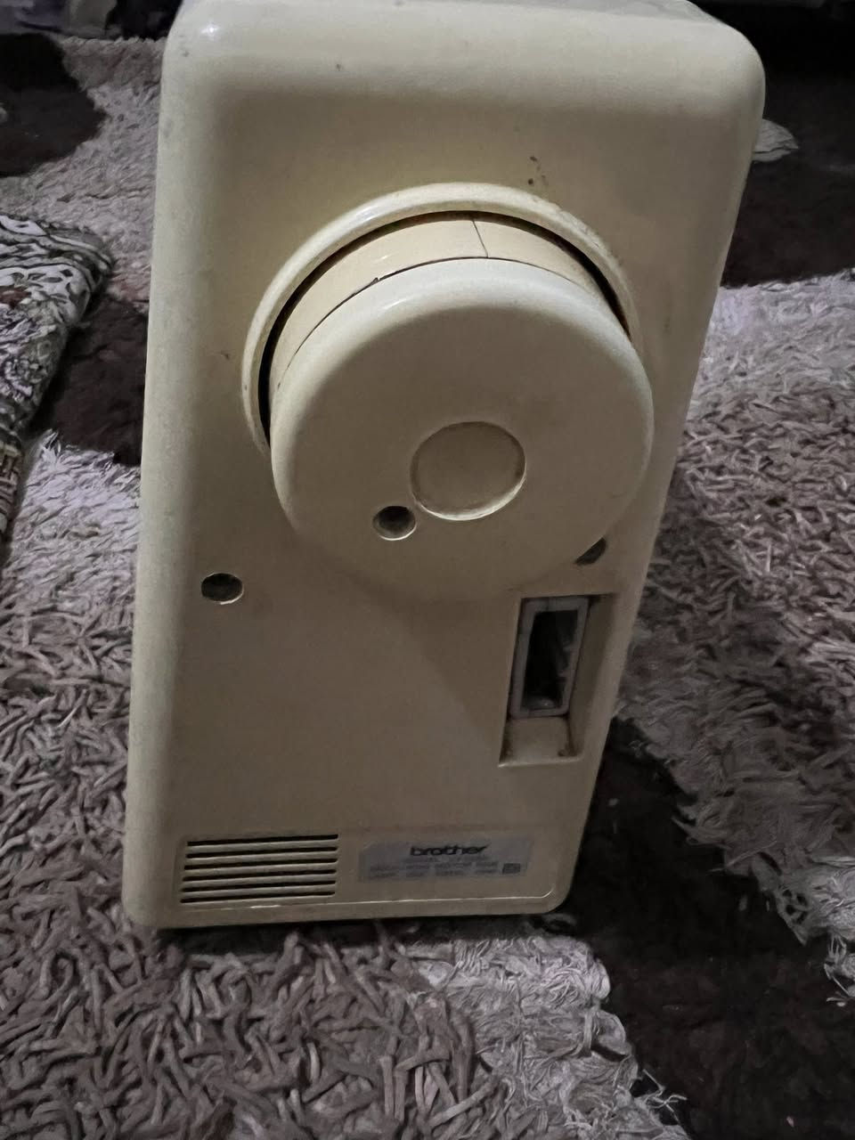 ‏مكينة خياطة نوعيتها براذر الياباني المكينة ما أعرف شنو عطلهة بس والله حسب ماكالو شكالة بس اني ابيع هيج المكينة يعوزهة فقط الدواسة مالتهة بس راح يكون سعرهة 35 وبيهة مجال شي قليل للاستفسار الاتصال على هذا الرقم ***********
