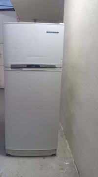 عندي ثلاجه تركي بخاخ للبيع شرط شغال اسبوع ضمان رقم الهاتف 07712593042