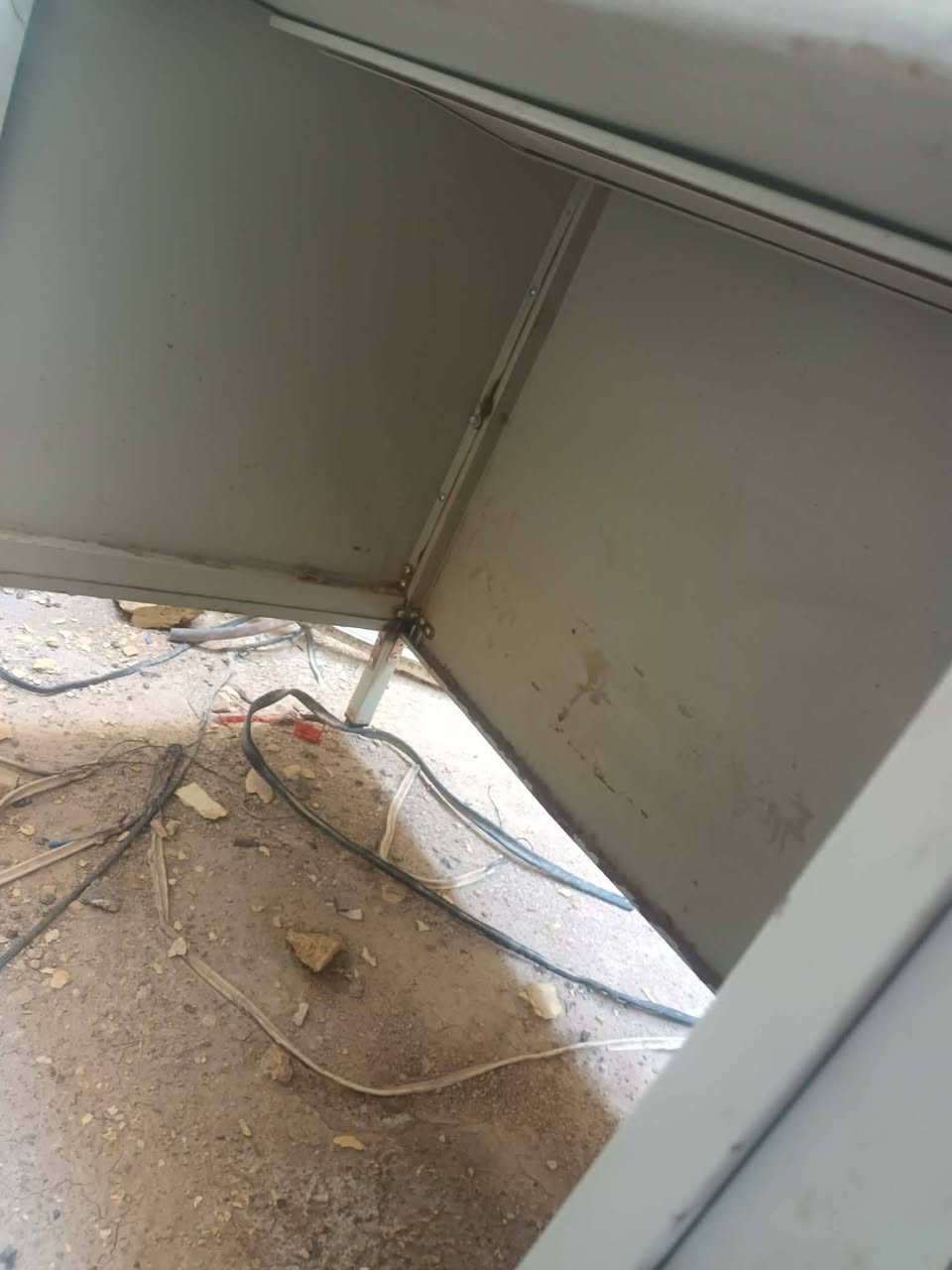 ميز مكتبي للبيع السعر 40 وبيه مجال قليل، للاتصال ***********
