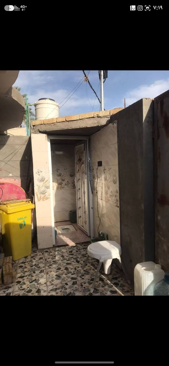 السلام عليكم ١١٠ م
طابقين للبيع
الطابق الاول مطبخ واستقبال وصاله وغرفه وحمام وطرمه وصحيات 
وطابق الثاني 
صاله وغرفه جبيره كلش وسطح 
وطابق الثالث بيتونه وسطح 

وموقع حي الاسرى الزراعي بل فرع مقابيل ماركت محمد سياب فرع الثاني 
للاستفسار اتصال 
***********
