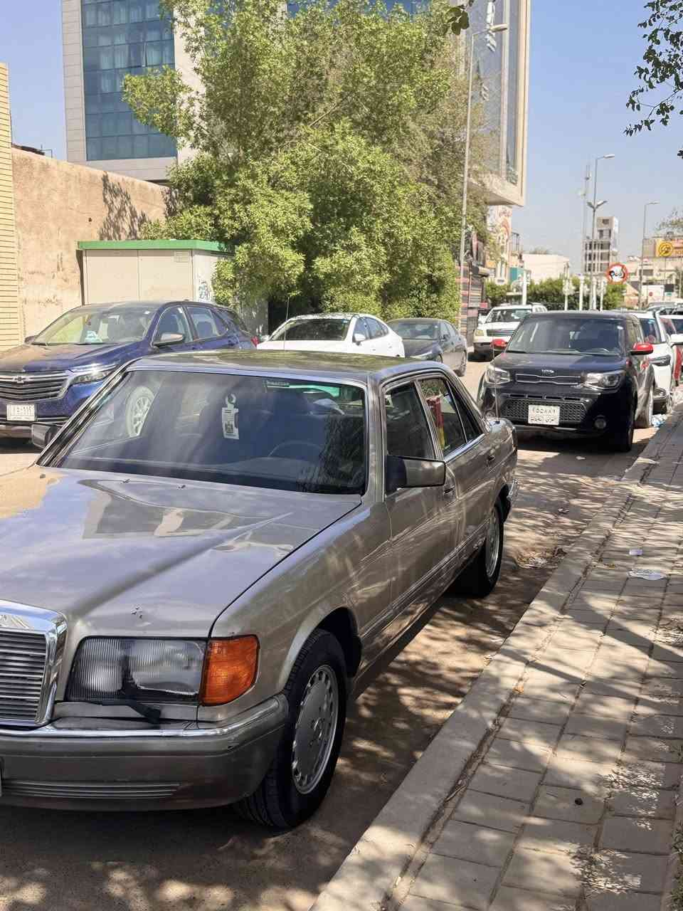 السلام عليكم اخوان مارسيدسW126رئاسي موديل 1988 السياره جديده وجاهزه من كلشي تخم تاير باتري جديد مكينه قبل ٣اشهر شادها مكينه بلاد ٣٠٠ كير ومكينه واكسل وحداديه كلهن ١٠٠٪؜ للسياره باسمي رقم انكليزي السياره نقصها فقط فريز مال تبريد غيره يطلع اني ادفع فلوسه وكلشي شغال بيها داخلها جوزي قهوائي حلو مكان السياره بغداد زيونه رقم ***********
