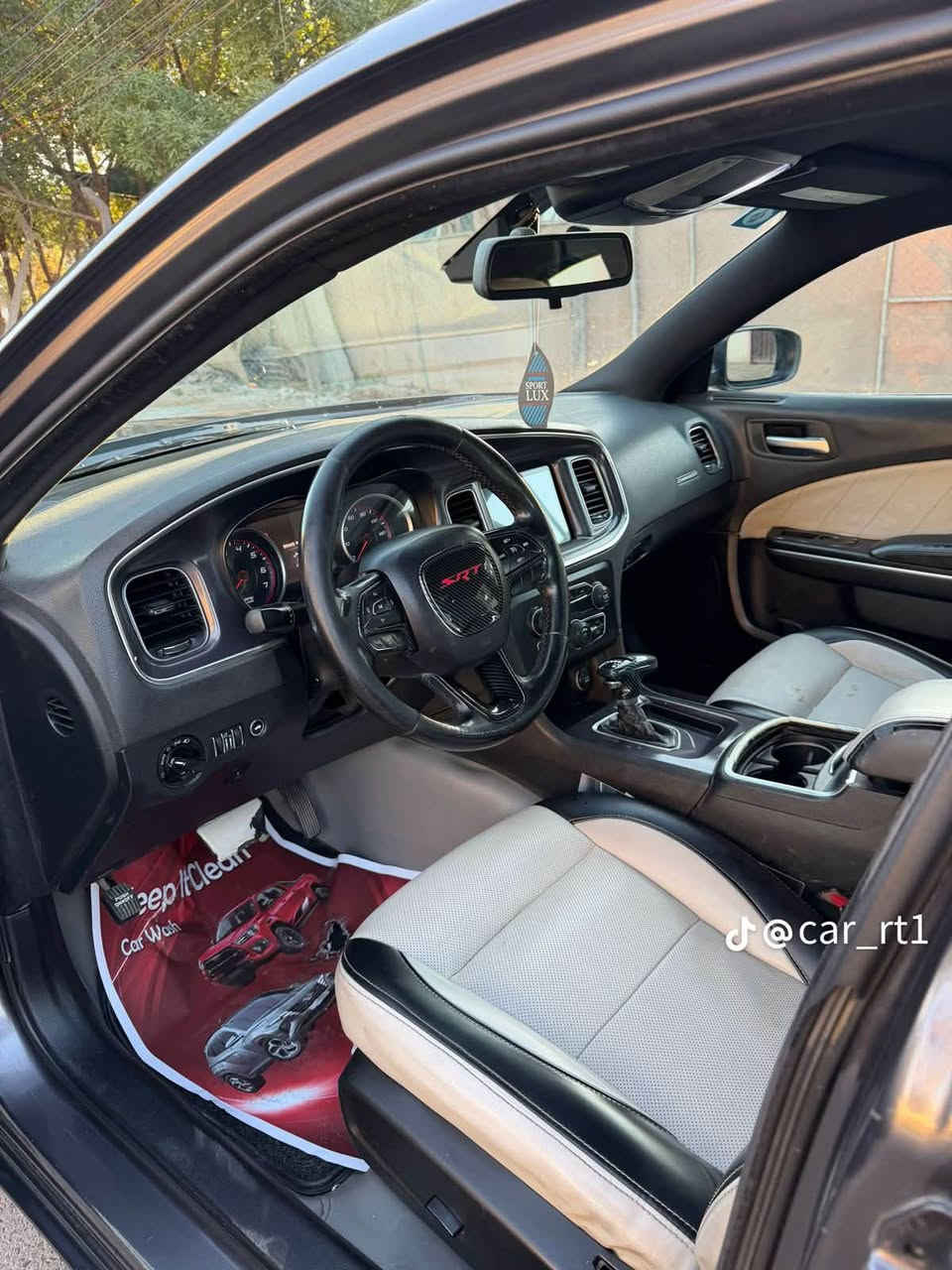 السلام عليكم
دوج تشارجر 2015
ماشية 100 ميل حقيقي
مواصفات SXT 
حادثها حلو بيها باب صبغ
وباب الصدر والجاملغ مفتوح للتطبيع فقط لا سمكرة 
ويل 20 
شاشة كاربلي
مثبت سرعة
للتواصل ***********
وتساب
السعر 163
