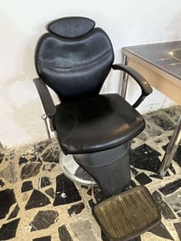 كرسي حلاقة  عدد واحد سعره 120 وبي مجال نظيف كلش شغال مكاني بغداد حي ال...