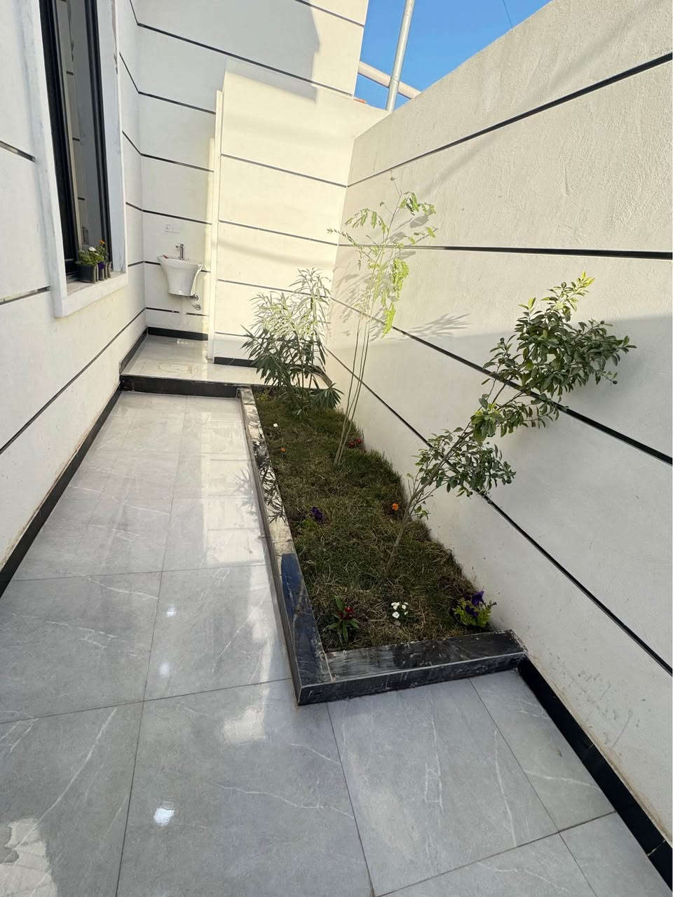 أختر منزل احلامك معا مكتب الذهبي للعقارات والمقاولات العامه 🏠  
استثنائيه بـ مواصفات عصريه حديثه ✨
تستلم مفتاح كامل من كلشي الاناره وغيرها جاهز لسكن 🔑
 البيت طابو عراقي وكاله بـ اسم المشتري ونسخه من الطابو 📄
الموقع .........🔴
البصره ابي الخصيب  منطقه ابو الجوزي 
يطل عل 3 شوارع 
بناء حديث درجه اولى واجهيه فخمه ترتيب هندسي 👷🏻‍♂️طابقين  الاساس رفت 
يبعد عن الشارع السايدين 700متر
تبليط الباب البيت 
  ————————🔹
يتكون البيت 🏘️  من 6 غرف نظام  سويت 
صحيات خارجيه وداخليه 🛁 
أبواب قاصه 🚪
صاله  
استقبال 
مطبخ 
حديقه 🪴
كراج 🚘
المساحه 200 متر 
السعر 188 💵 قابل للتفاوض 
 مكتب الذهبي للعقارات والمقاولات العامه مستمرين بعروض جديده ومميزه💎 
للاستفسار اكثر اتصال او مراسله واتساب 
0775811166📞0788 373 6415 البصرة, العراق
