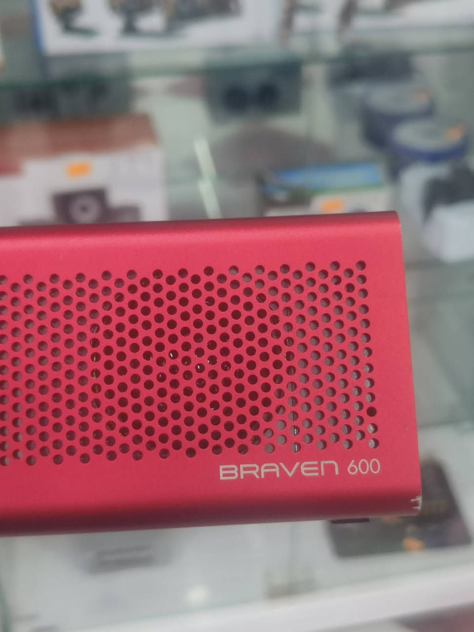 قوة الصوت وتصميم الأناقة.. مكبر الصوت الأمريكي Braven 600 بين يديك! 🔊✨
​هل تبحث عن جهاز يجمع بين الفخامة في التصميم والتميز في الأداء الصوتي؟ يسعدنا أن نوفر لكم مكبر الصوت الأمريكي الشهير Braven 600 (حالة مستعمل بحالة ممتازة)، الخيار الأمثل لعشاق الصوت النقي والمحمول.
​لماذا Braven 600؟ إليكم أبرز ما يجعله استثنائياً:  
​هيكل من الألمنيوم المتين: مصنوع من الألمنيوم المستخدم في صناعة الطائرات، مما يمنحه قوة وصلابة وتصميماً عصرياً لا يضاهى.  
​تجربة صوتية غنية: مزود بمكبرات صوت HD مزدوجة مع مضخمات صوت سلبية (Passive Subwoofers) توفر لك صوتاً محيطياً قوياً ونقياً في أي مكان.  
​أكثر من مجرد مكبر صوت (Powerbank): يتميز ببطارية مدمجة سعة 1400mAh تمنحك حتى 12 ساعة من الاستماع المتواصل، ويمكنك استخدامه لشحن هاتفك في حالات الطوارئ!  
​حرية الحركة: يعمل بتقنية البلوتوث ليوفر لك حرية التنقل، مع إمكانية التوصيل عبر كابل AUX للأجهزة غير الداعمة للبلوتوث.  
​ميكروفون مدمج: يتيح لك إجراء مكالماتك بوضوح بفضل ميزة الميكروفون المدمج المخصص للمكالمات الجماعية (Speakerphone).  
​تفاصيل إضافية:  
​ميزة "Daisy-chain" لربط أكثر من مكبر صوت للحصول على قوة صوت أكبر.  
​تصميم مدمج وخفيف الوزن يجعله رفيقك المثالي في الرحلات، المكتب، أو المنزل.


**إذا كنت صاحب هذا الإعلان وتريد حذفه لأي سبب، رجاءا أرسل رسالة إلى الدعم الفني**