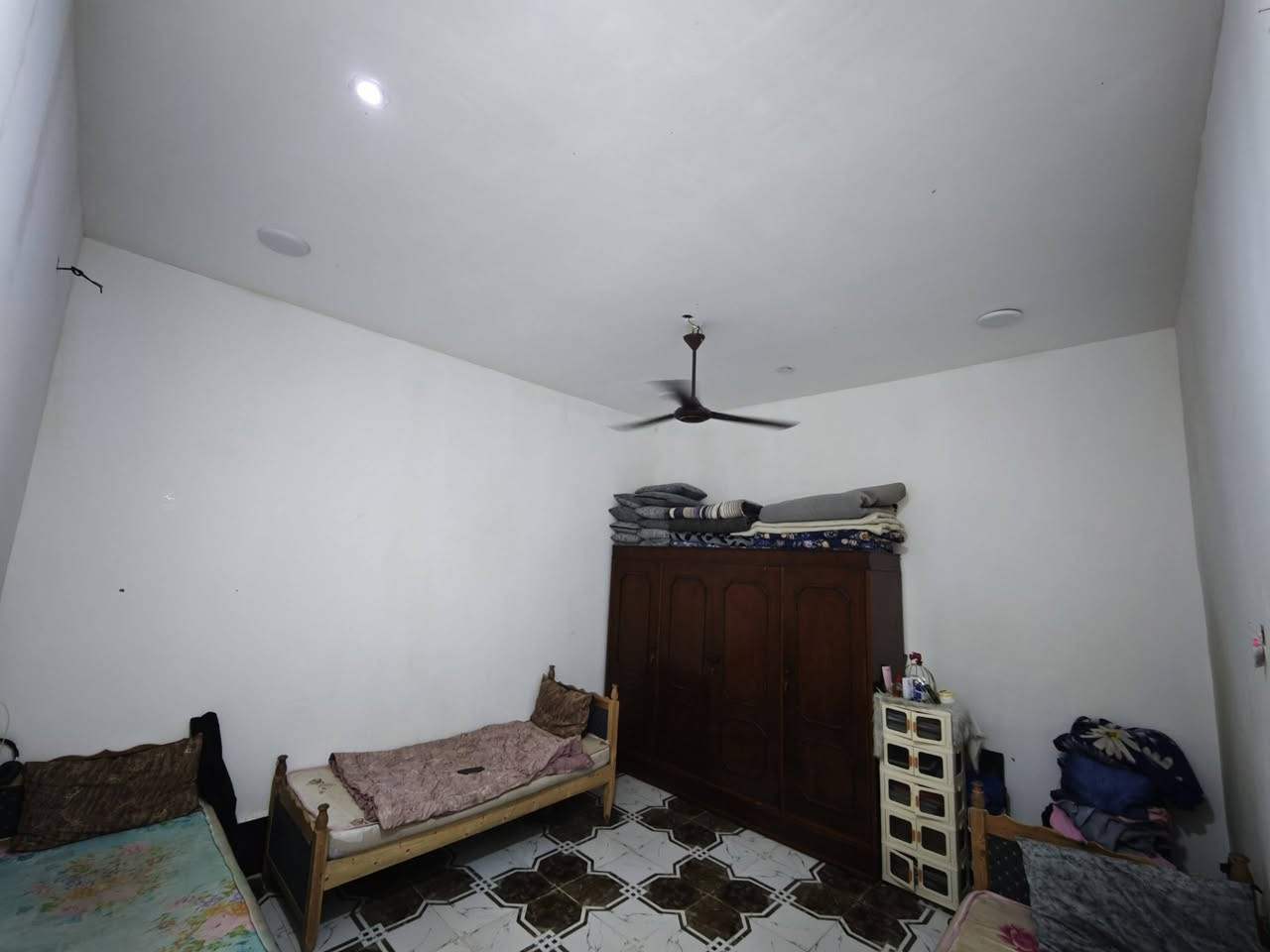🏠 دار للبيع 
رقم معامله كامله قرار 20 (موقع مميز) 🏠
المساحة: 200 متر 📐.
البناء: طابق واحد (بناء كونكريت) 🏗️.
📍 الموقع: ميسان - حي الغدير الثانية (قرب شارع 50 ) 🛣️.
📋
استقبال واسعة للضيوف 🛋️.
صالة داخلية مريحة 🏠.
غرفتين نوم (2) بنظافة ممتازة 🛏️🛏️.
مطبخ مجهز 🍳 + مجموعة صحيات كاملة 🚿.
طرمة كبيرة جداً (تتسع لسيارة وجلسة خارجية) 🚗🍀.
💰 السعر المطلوب:
94 مليون دينار عراقي 💵.
📞 للاستفسار والتواصل:
يرجى الاتصال على الرقم التالي:
*********** ☎️🤳 كوله من طرف مندوبه ليان امانه
