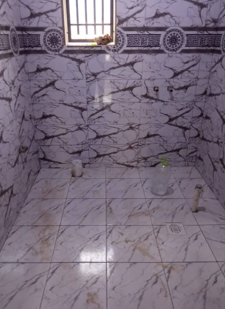 خلفه لتركيب اي انواع السراميك والمرمر والكاشي باسعار ممتازه انشاء الله 
الرقم يوجد فيه واتس ***********
