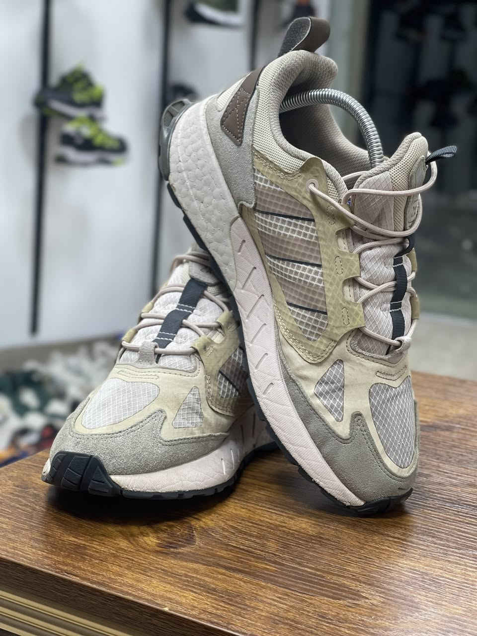 حذاء اديداس zx وكاله اصلي شرط الفحص
مميزاته
النعل الأوسط الهجين الذي يجمع بين تقنيتي Boost و EVA هو الاستفادة من أفضل مزايا كل مادة. يجمع هذا التصميم بين 
تقنية Boost: توفر توسيدًا فائقًا وامتصاصًا عاليًا للصدمات، مع استعادة ممتازة للطاقة.
مادة EVA: تساهم في خفة وزن الحذاء ومرونته، وتوفر دعمًا إضافيًا وراحة تدوم طويلاً. 
باختصار، ينطيك توازنًا مثاليًا بين الراحة والدعم والاستجابة، مما يجعله مثاليًا للاستخدام اليومي أو الأنشطة التي تتطلب الوقوف أو المشي لفترات طويلة

‼️مقاس الحذاء 42 طول القدم 26,5

✅يوجد توصيل لجميع محافظات العراق
للاستفسار والحجز ⬅️***********
