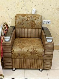 ١٠ نفرات • يحتاج غسيل • ميز تلفزيون
