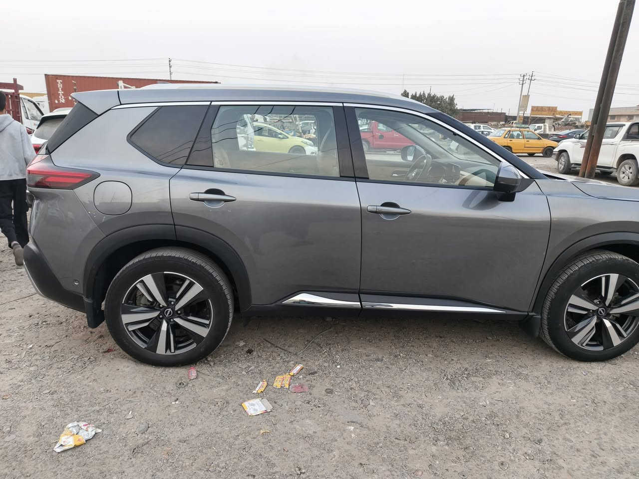 بمواصفات وسعر سيارة نيسان روج 2023 بلاتينيوم.  
    
  ## مواصفات السيارة:  
    
     الموديل: نيسان روج 3بستم /2023 بلاتينيوم.  
     الفئة: أعلى فئة، ماشية 15 
     المواصفات:  
       خمس كاميرات.  
       شحن هاتف لاسلكي.  
       بردات بل (قد تشير إلى ستائر أو نظام تبريد).  
       فتحة سقف بانوراما.  
       إضاءة داخلية محيطية (دجت البيبان).  
       مقاعد أمامية كهربائية.  
       دفع رباعي.
  ## السعر:  
     السعر المذ(148) مكان السياره بغداد
***********
